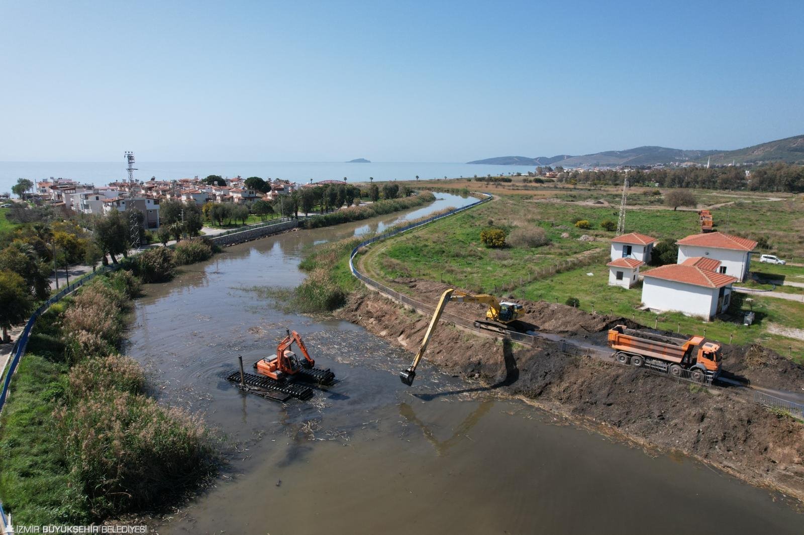 Yarımada derelerinden tam 125 bin ton 'risk' çıkarıldı: İZSU'dan taşkınlara dev barikat 2 Yarımada derelerinden tam 125 bin ton 'risk' çıkarıldı: İZSU'dan taşkınlara dev barikat