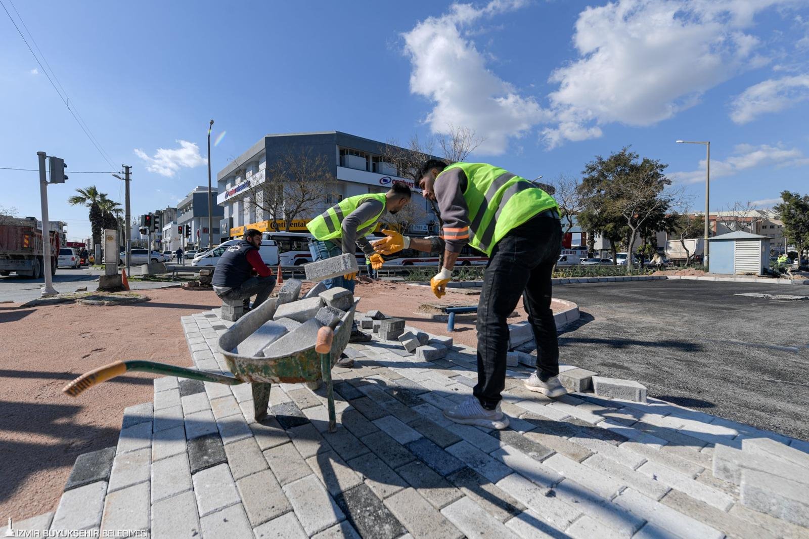 İzmir’in 4 ilçesinde eş zamanlı asfalt seferberliği: Gıda Çarşısı'na otopark müjdesi