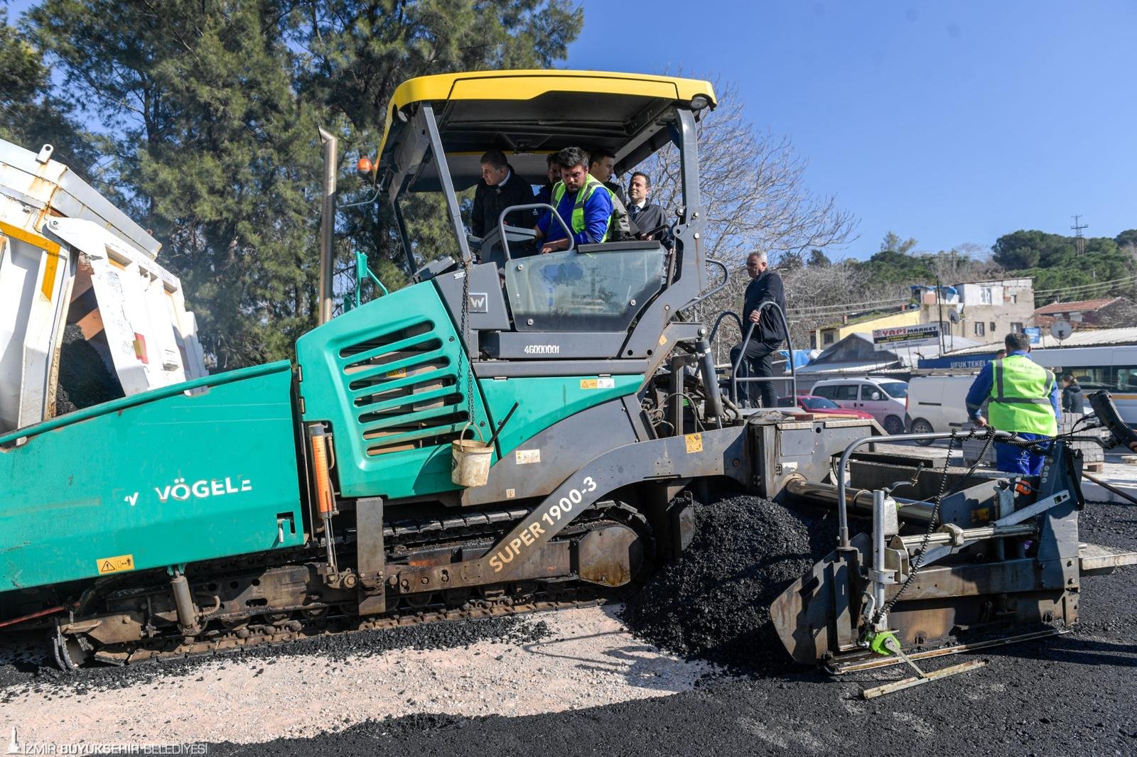 İzmir’in 4 ilçesinde eş zamanlı asfalt seferberliği: Gıda Çarşısı'na otopark müjdesi