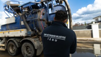 Meteoroloji’nin şiddetli yağış ve fırtına uyarısının ardından İzmir’de alarm seviyesi