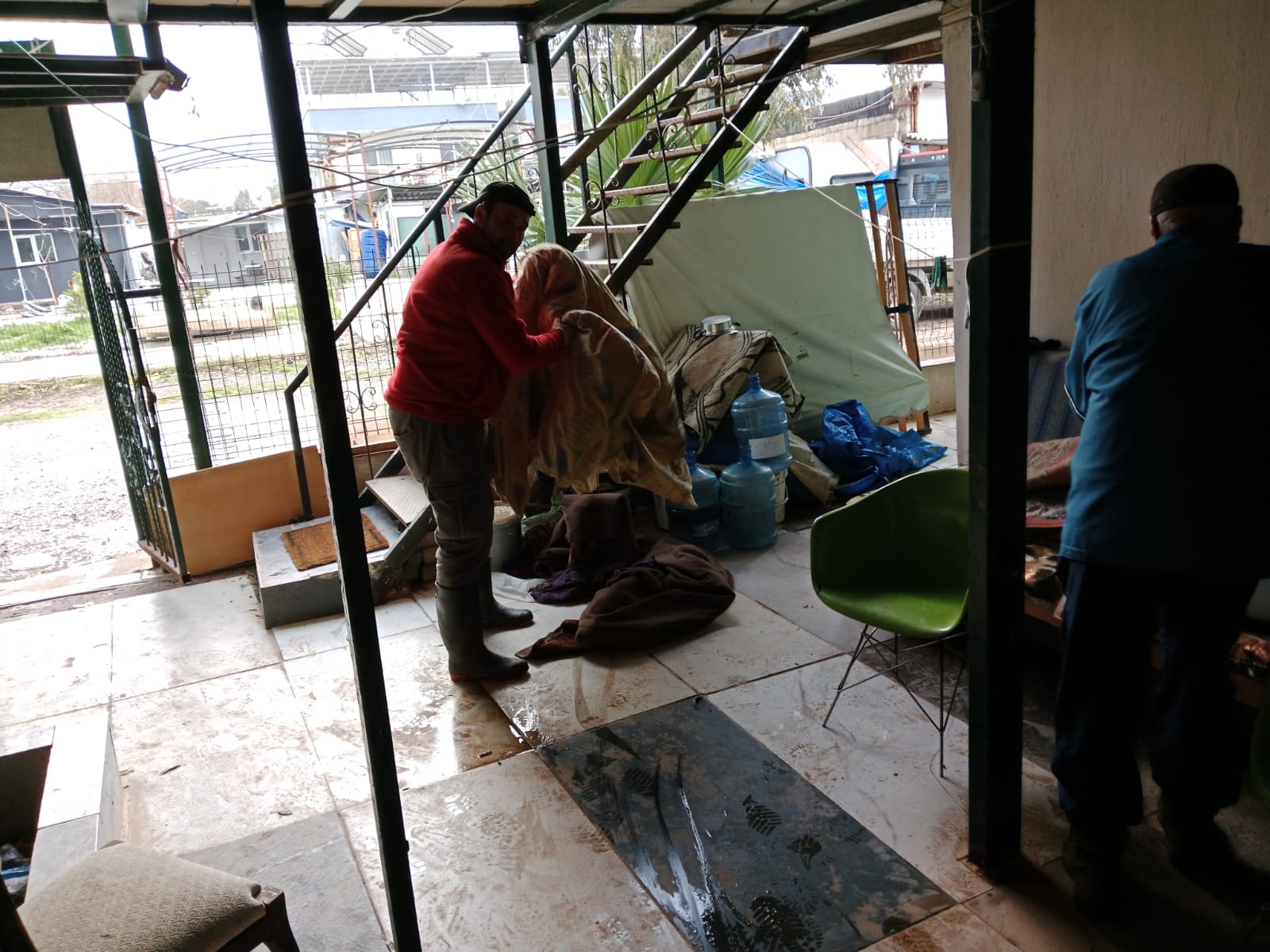 Menderes’te selin izleri el birliğiyle siliniyor