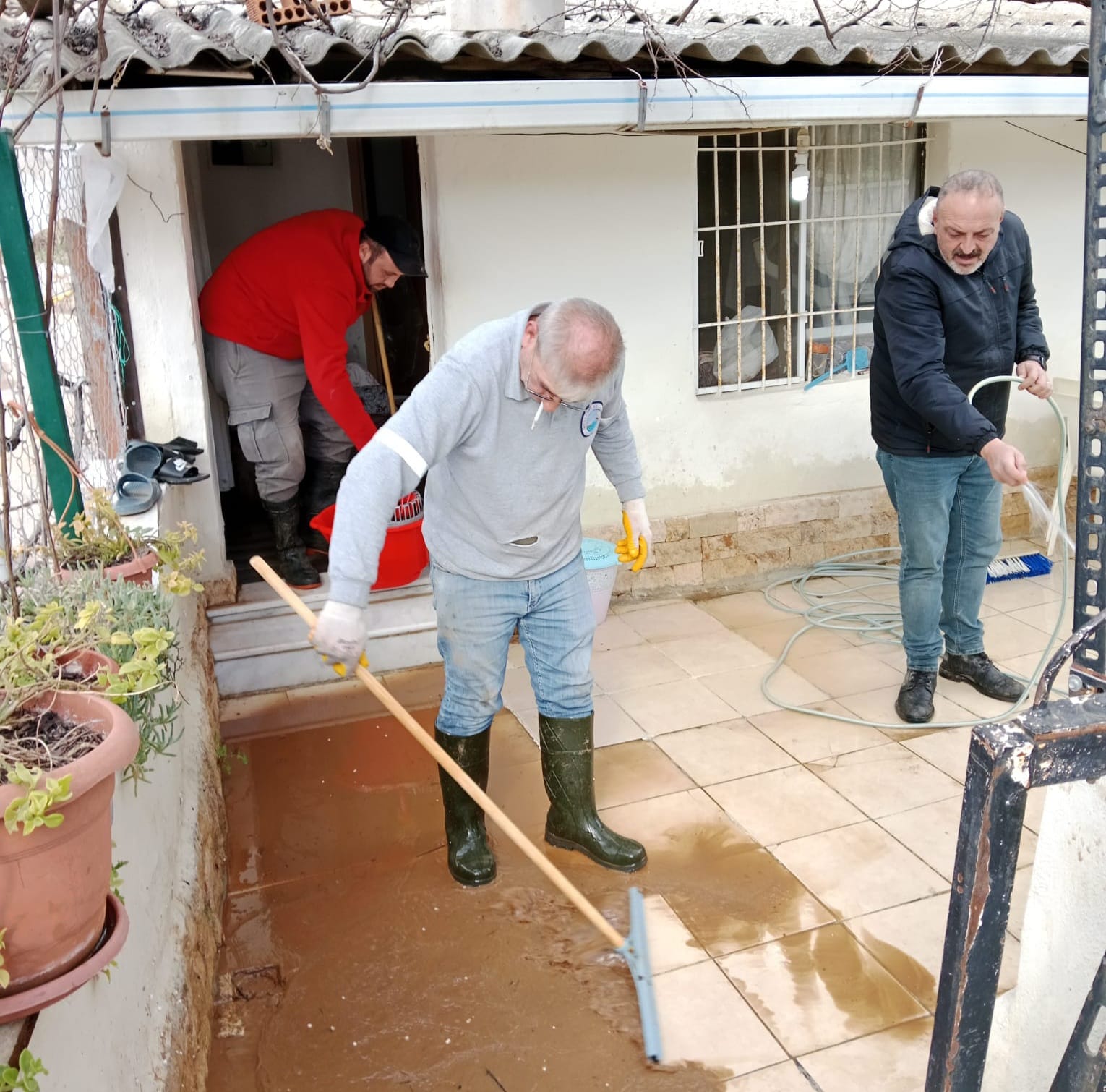 Menderes’te selin izleri el birliğiyle siliniyor