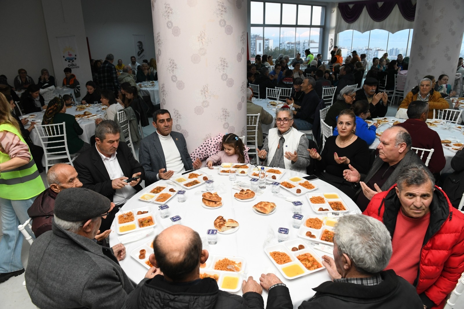 Çiğli’de iftar vakti "kardeşlik" zamanı! Yüzlerce vatandaş aynı sofrada
