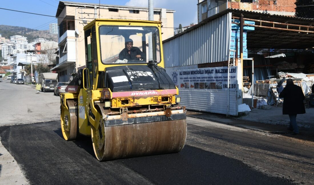 Çiğli Belediyesi, ilçedeki asfalt ihtiyacını karşılamak üzere sahada çalışmalarını aralıksız