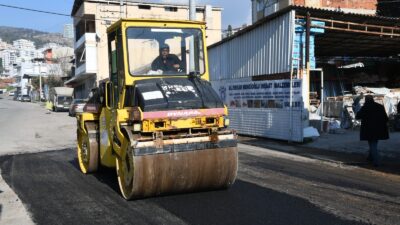 Çiğli Belediyesi, ilçedeki asfalt ihtiyacını karşılamak üzere sahada çalışmalarını aralıksız