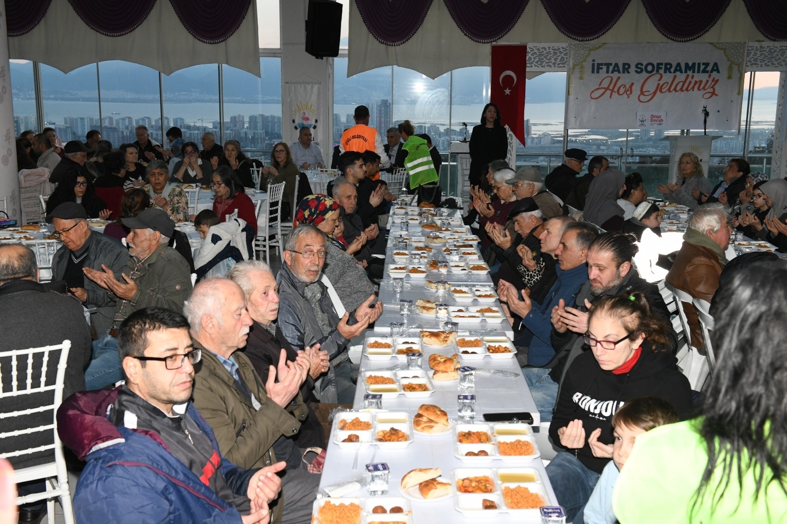 Çiğli’de iftar vakti "kardeşlik" zamanı! Yüzlerce vatandaş aynı sofrada
