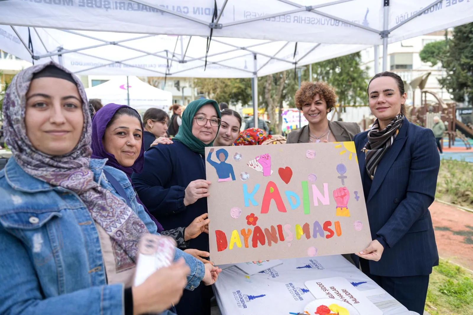 İzmir’de 8 Mart ateşi erken yandı! Pankartlar hazır, kadınların sesi "Dayanışma Noktaları"ndan yükseliyor 2 İzmir’de 8 Mart ateşi erken yandı! Pankartlar hazır, kadınların sesi "Dayanışma Noktaları"ndan yükseliyor