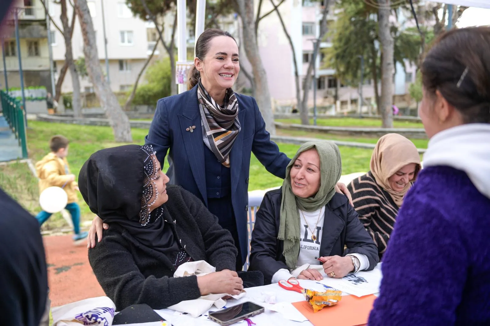 İzmir’de 8 Mart ateşi erken yandı! Pankartlar hazır, kadınların sesi "Dayanışma Noktaları"ndan yükseliyor