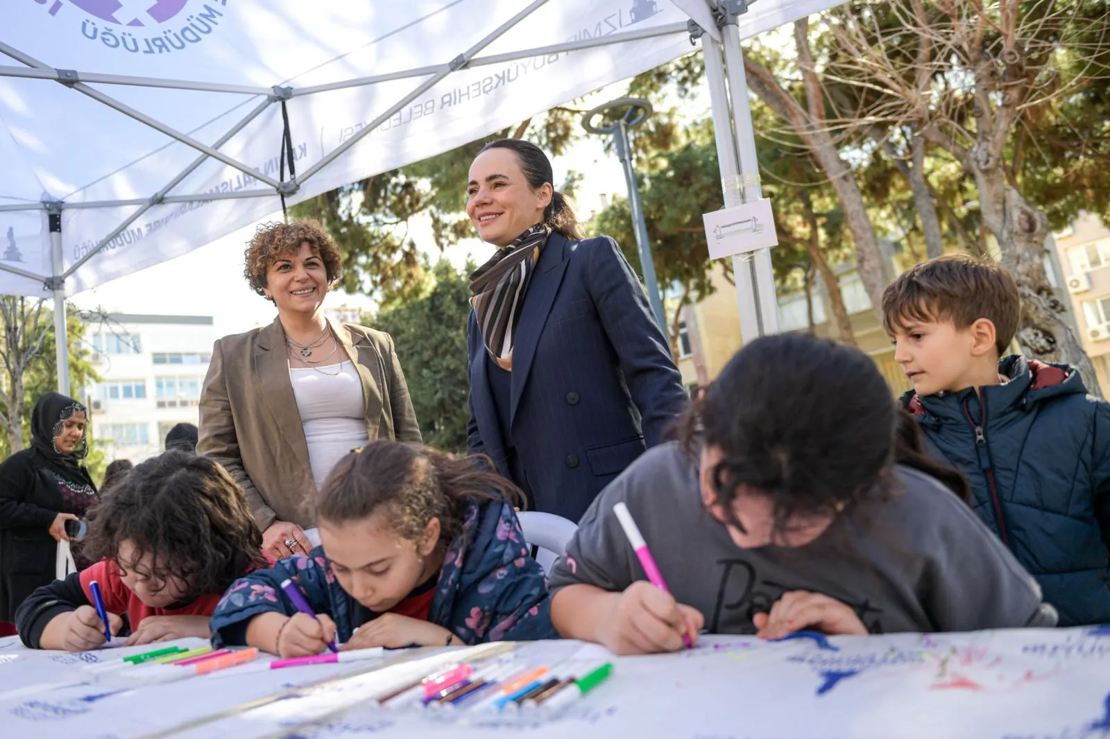 İzmir’de 8 Mart ateşi erken yandı! Pankartlar hazır, kadınların sesi "Dayanışma Noktaları"ndan yükseliyor 1 İzmir’de 8 Mart ateşi erken yandı! Pankartlar hazır, kadınların sesi "Dayanışma Noktaları"ndan yükseliyor