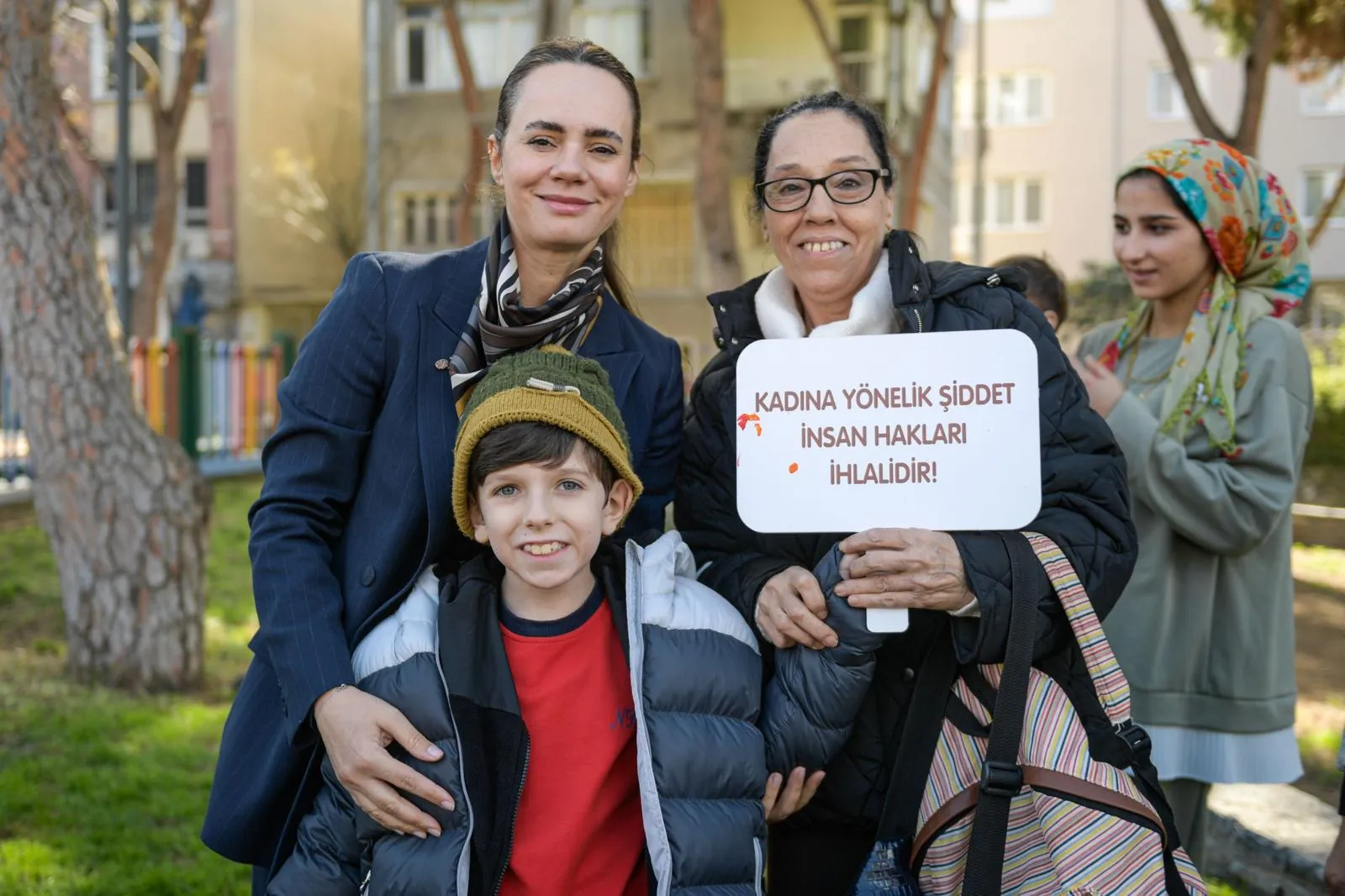 İzmir’de 8 Mart ateşi erken yandı! Pankartlar hazır, kadınların sesi "Dayanışma Noktaları"ndan yükseliyor 3 İzmir’de 8 Mart ateşi erken yandı! Pankartlar hazır, kadınların sesi "Dayanışma Noktaları"ndan yükseliyor