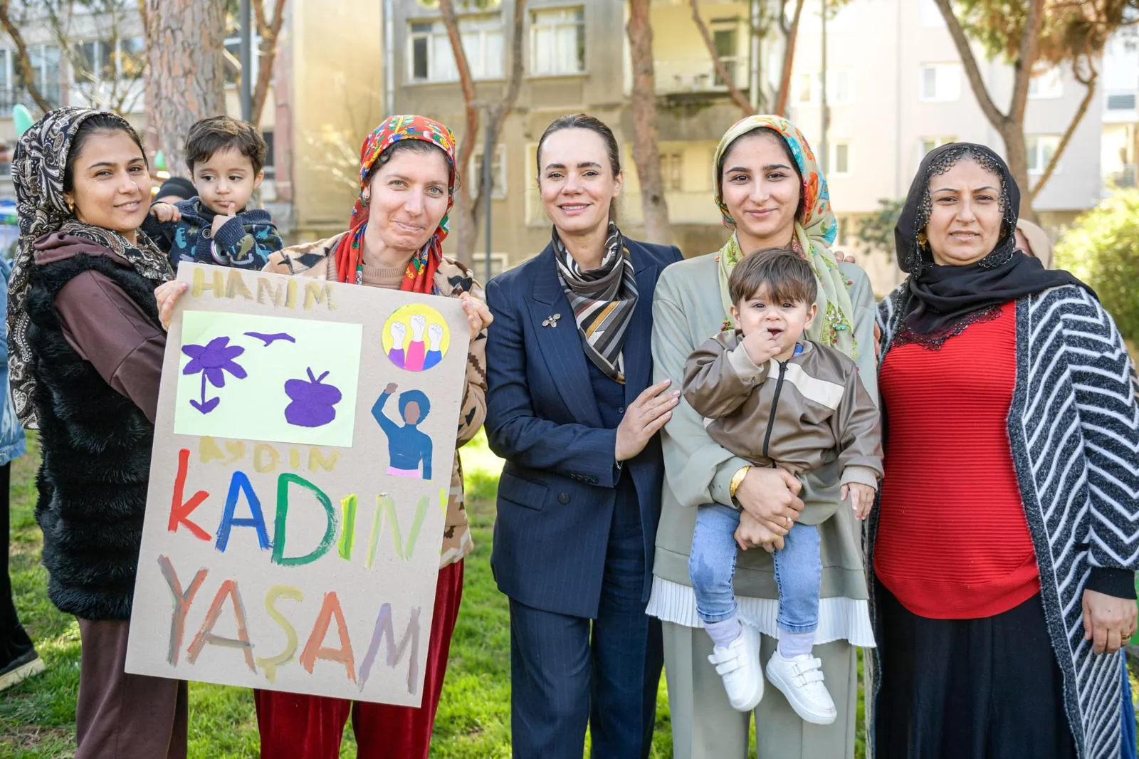 İzmir’de 8 Mart ateşi erken yandı! Pankartlar hazır, kadınların sesi "Dayanışma Noktaları"ndan yükseliyor 4 İzmir’de 8 Mart ateşi erken yandı! Pankartlar hazır, kadınların sesi "Dayanışma Noktaları"ndan yükseliyor