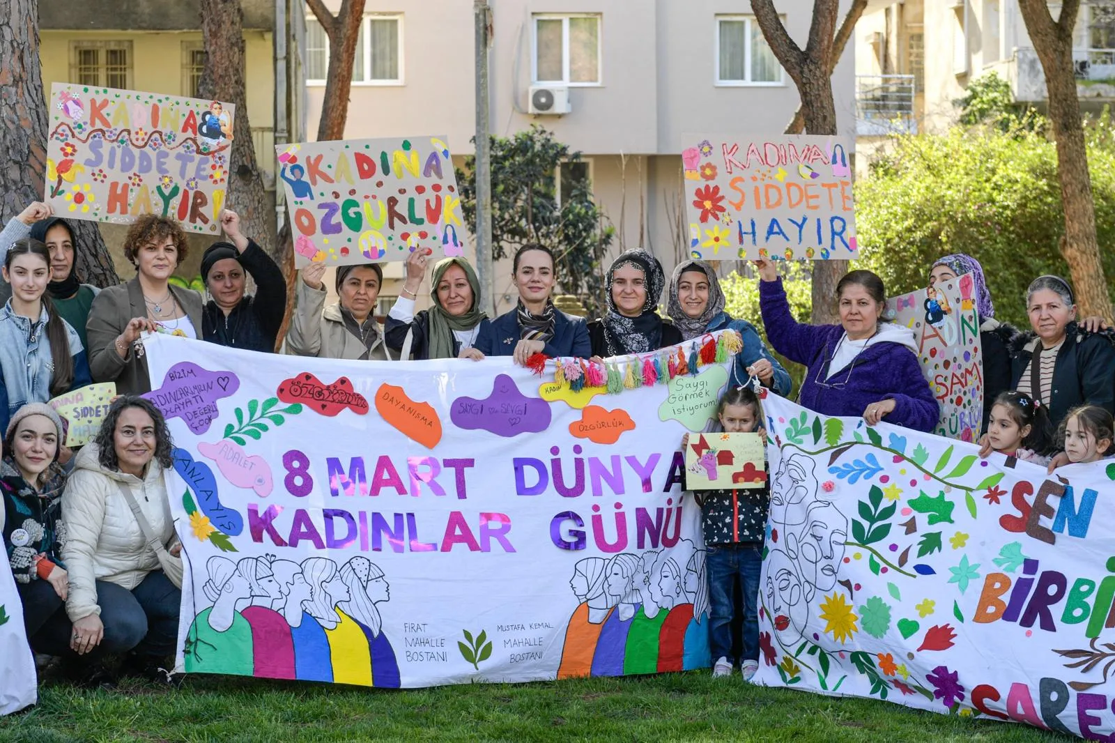 İzmir’de 8 Mart ateşi erken yandı! Pankartlar hazır, kadınların sesi "Dayanışma Noktaları"ndan yükseliyor 5 İzmir’de 8 Mart ateşi erken yandı! Pankartlar hazır, kadınların sesi "Dayanışma Noktaları"ndan yükseliyor