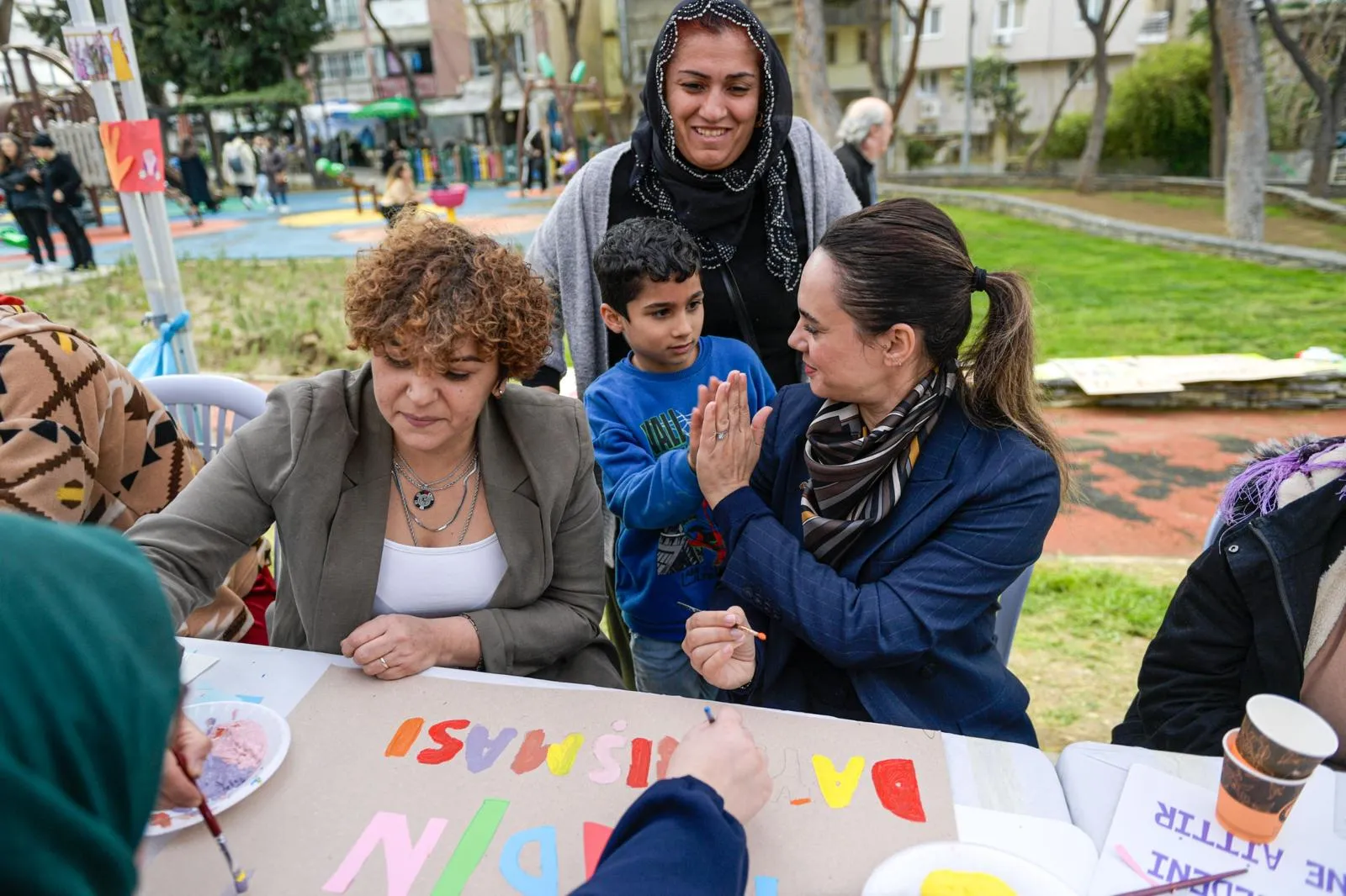 İzmir’de 8 Mart ateşi erken yandı! Pankartlar hazır, kadınların sesi "Dayanışma Noktaları"ndan yükseliyor 8 İzmir’de 8 Mart ateşi erken yandı! Pankartlar hazır, kadınların sesi "Dayanışma Noktaları"ndan yükseliyor