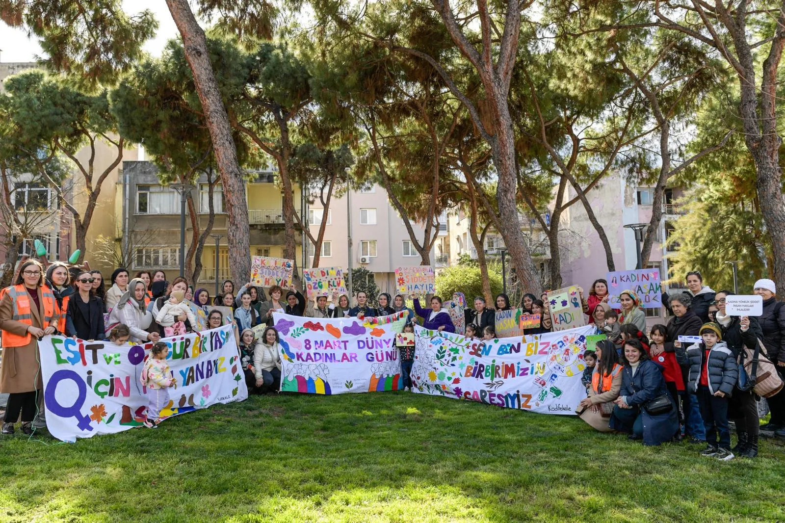 İzmir’de 8 Mart ateşi erken yandı! Pankartlar hazır, kadınların sesi "Dayanışma Noktaları"ndan yükseliyor 9 İzmir’de 8 Mart ateşi erken yandı! Pankartlar hazır, kadınların sesi "Dayanışma Noktaları"ndan yükseliyor