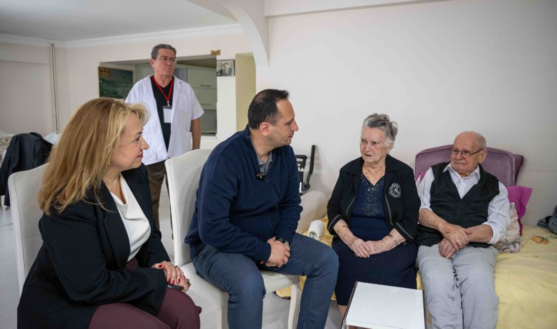 Bornova'da Evde Bakım Hizmeti alan 68 yaşındaki Gülera Yeniel'in yüzü