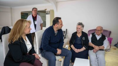 Bornova'da Evde Bakım Hizmeti alan 68 yaşındaki Gülera Yeniel'in yüzü