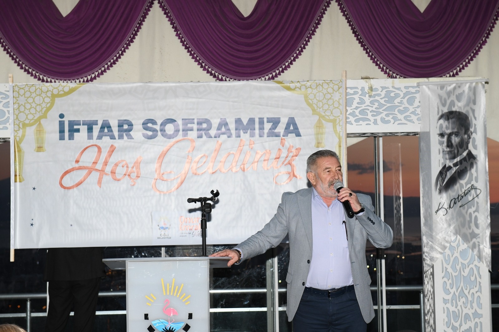 Çiğli’de iftar vakti "kardeşlik" zamanı! Yüzlerce vatandaş aynı sofrada