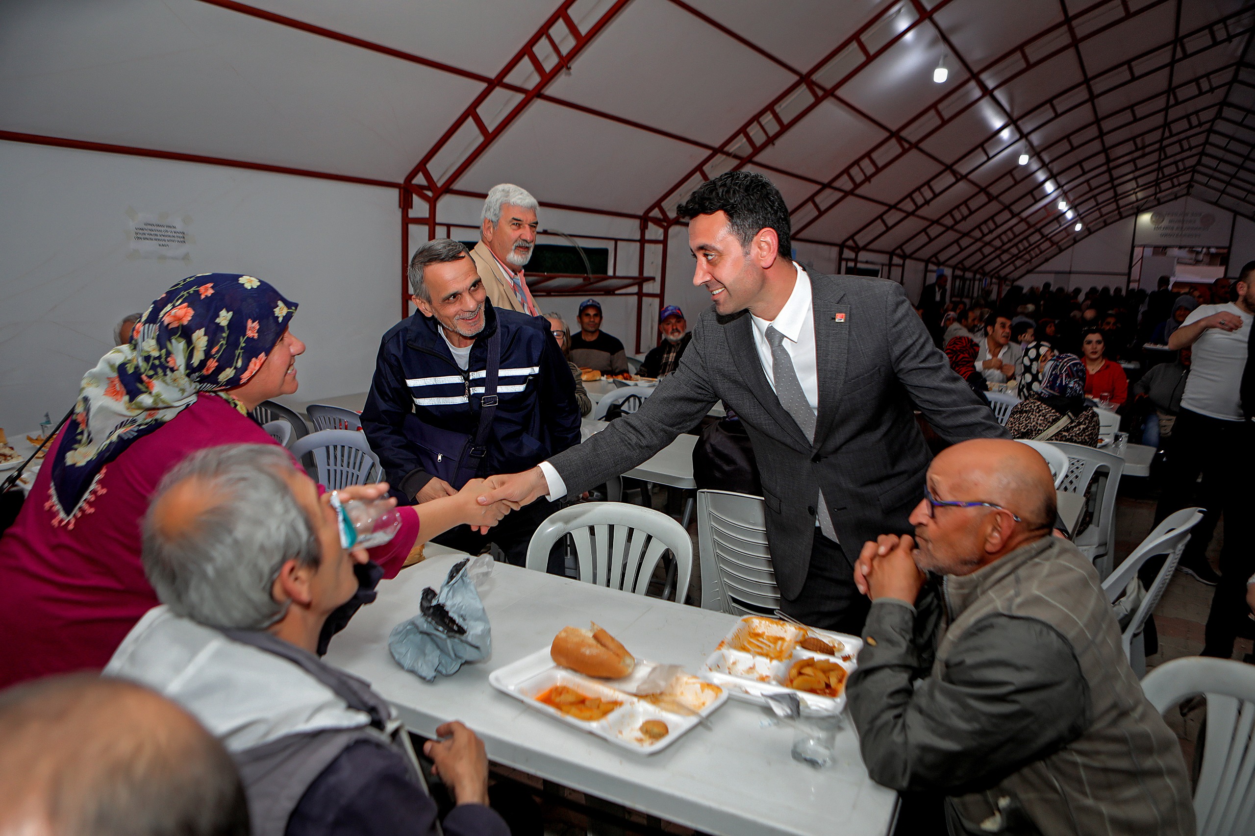 Bayraklı'da eski Ramazanlar canlanıyor: İlk gönül sofrası bugün kuruluyor