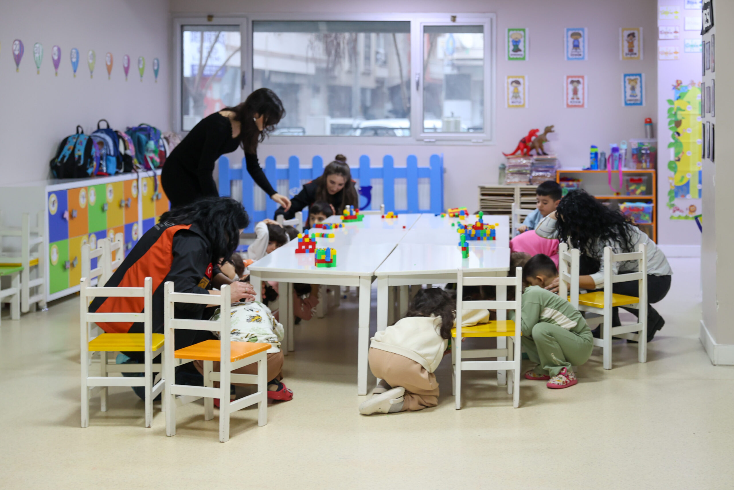 Buca'da minikler depreme oyunla hazırlanıyor: Afet bilinci okul sıralarında