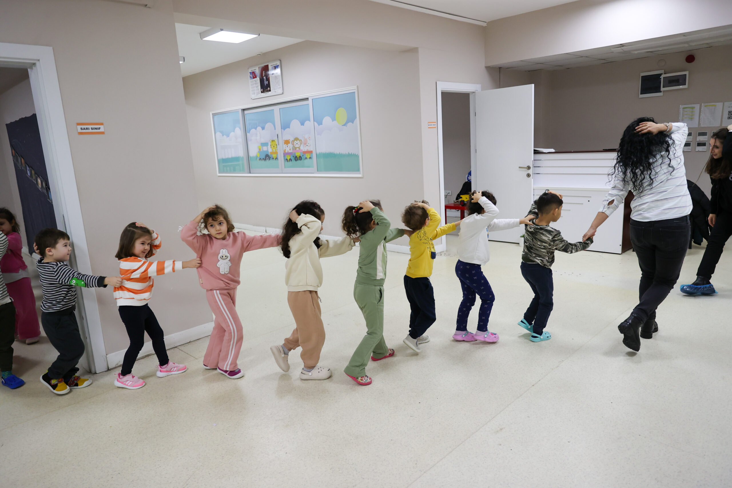 Buca'da minikler depreme oyunla hazırlanıyor: Afet bilinci okul sıralarında