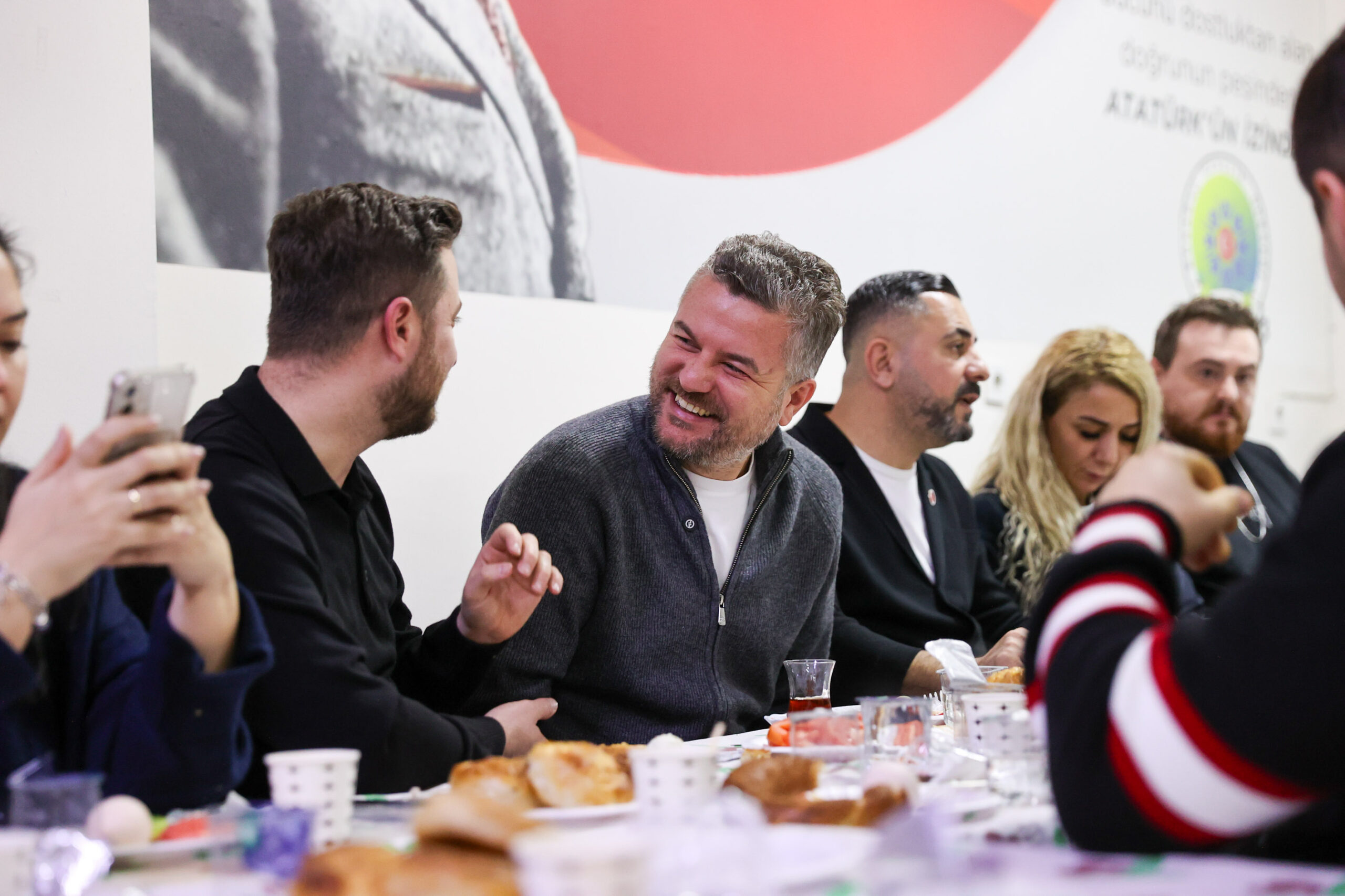 Ramazan bereketi Kozağaç sokaklarında: Görkem Duman gençlerle sahur sofrasında