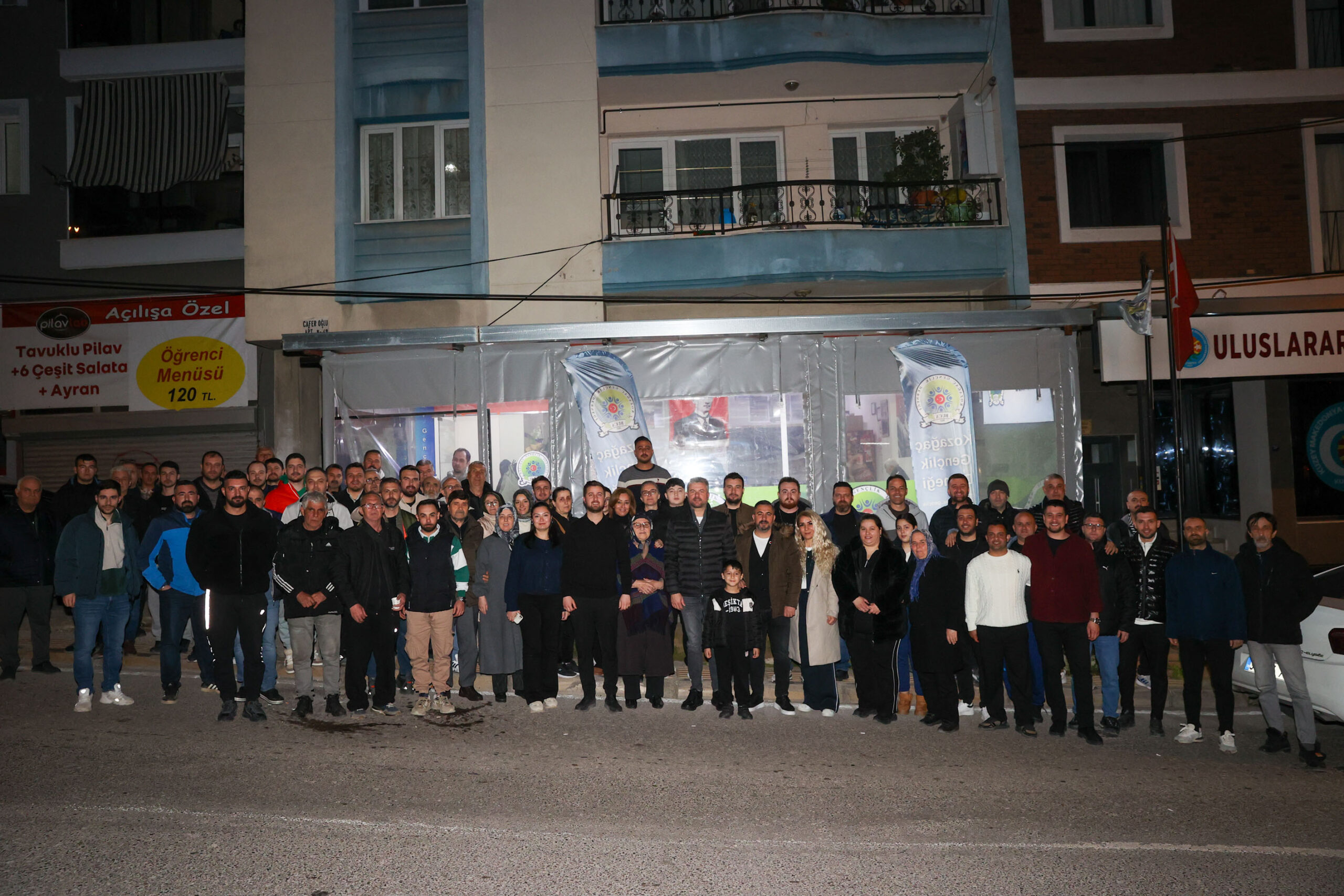 Ramazan bereketi Kozağaç sokaklarında: Görkem Duman gençlerle sahur sofrasında