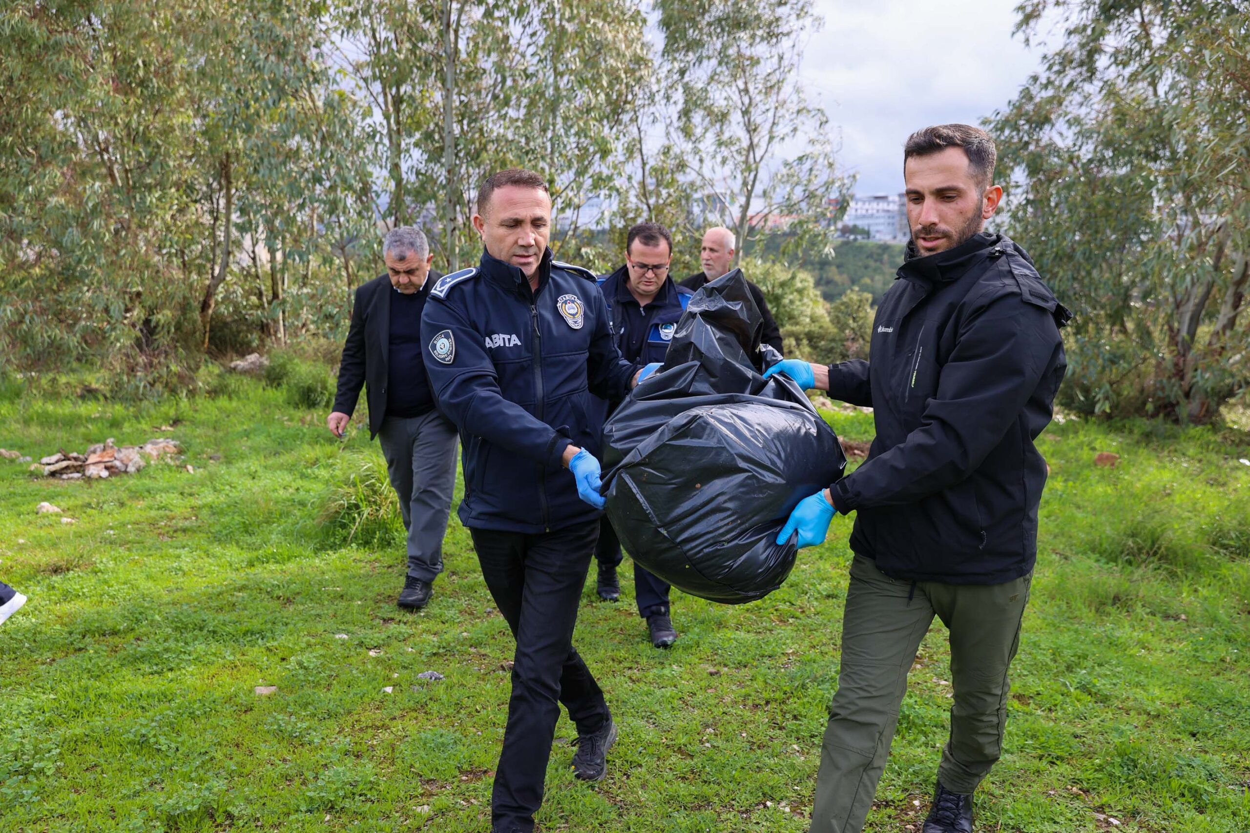 Buca'da can dostlara vahşete tepki yağdı: Belediye ekipleri sahaya indi 2 Buca'da can dostlara vahşete tepki yağdı: Belediye ekipleri sahaya indi