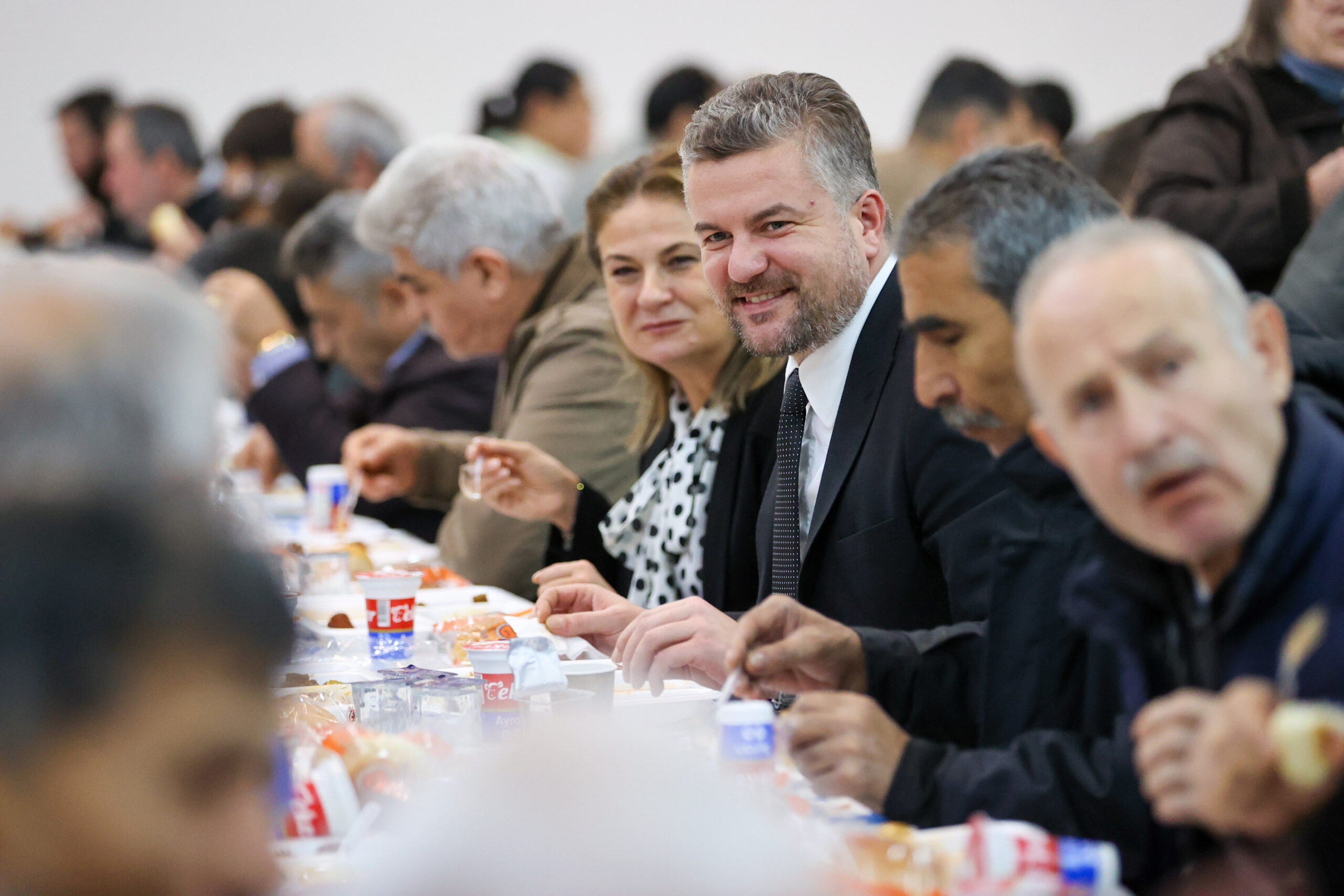 Başkan Duman'dan Buca'da dev iftar sofrası: Dualar edildi, lokmalar paylaşıldı