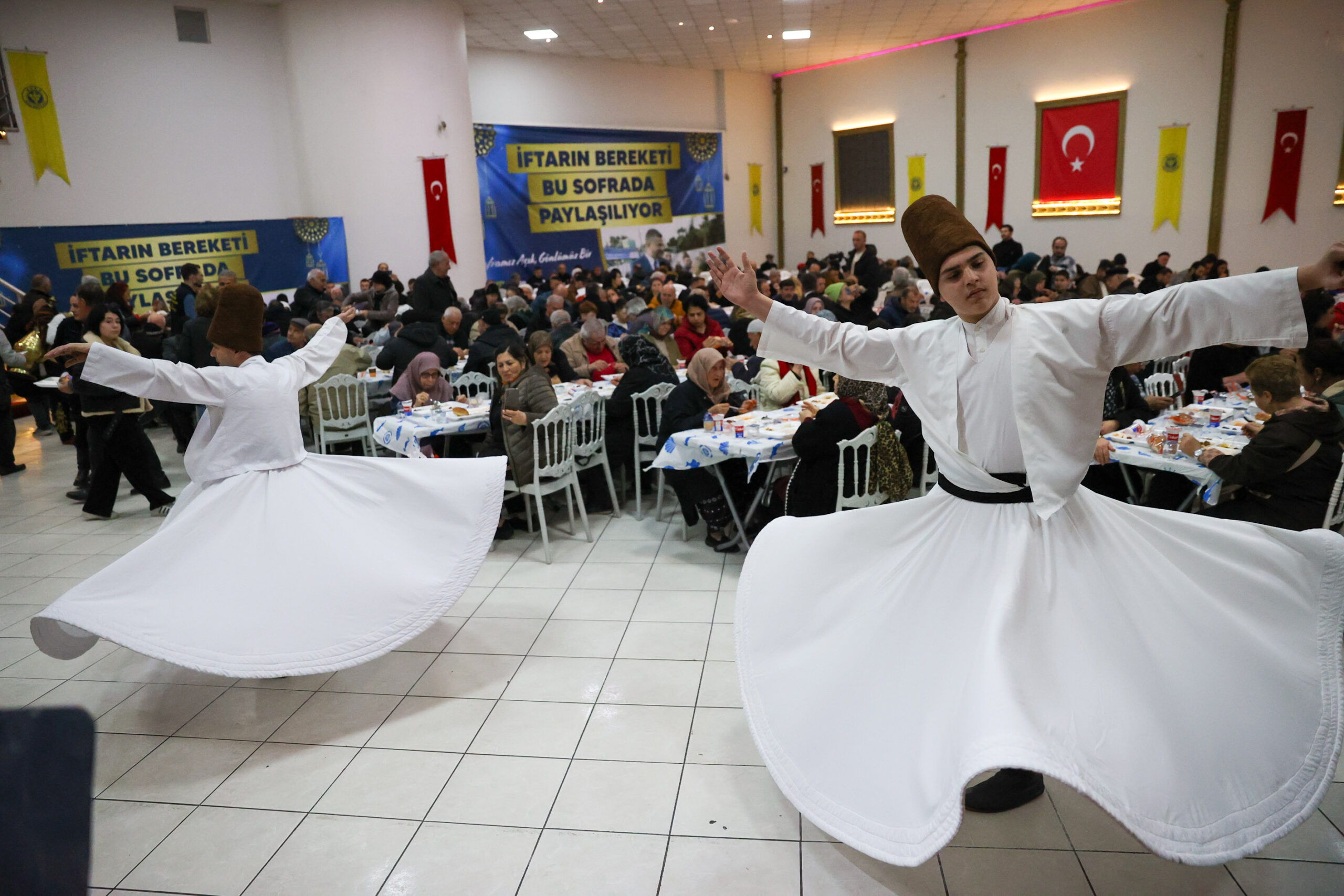 Başkan Duman'dan Buca'da dev iftar sofrası: Dualar edildi, lokmalar paylaşıldı