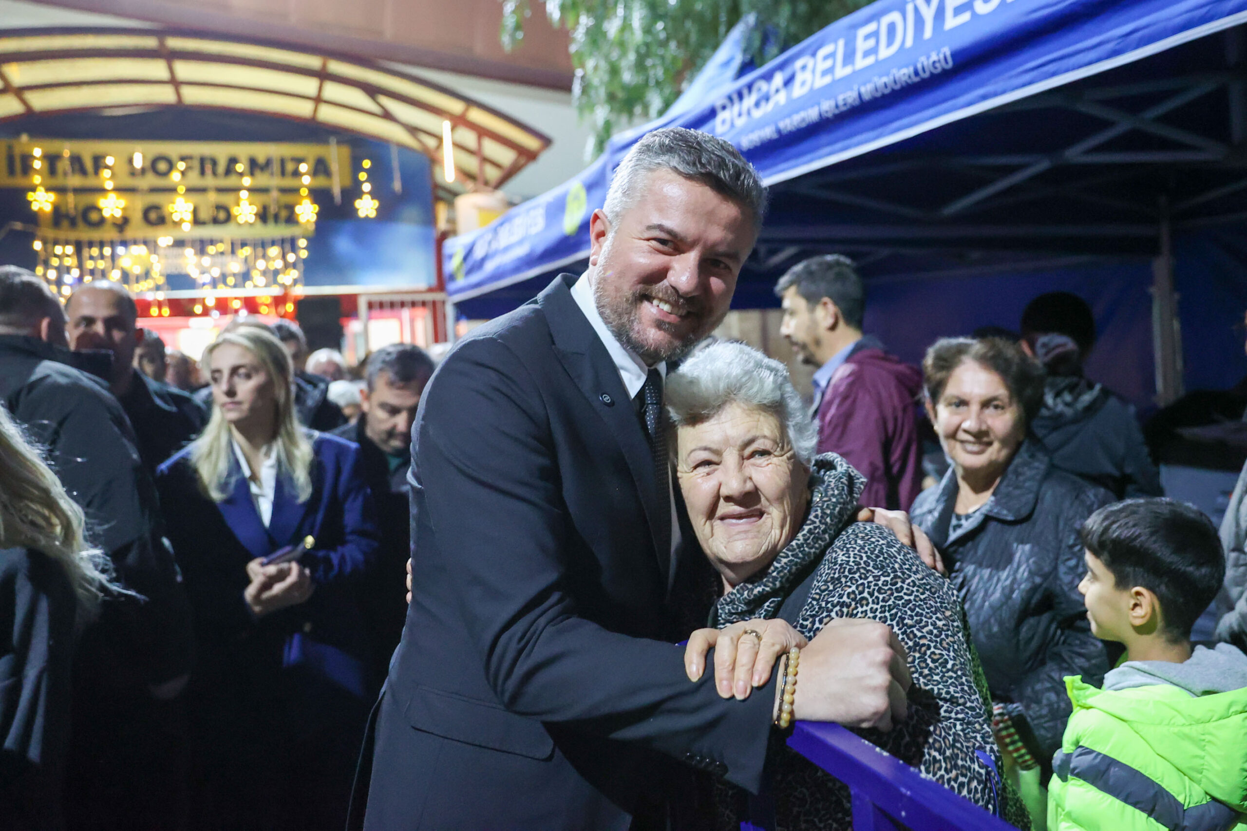 Başkan Duman'dan Buca'da dev iftar sofrası: Dualar edildi, lokmalar paylaşıldı