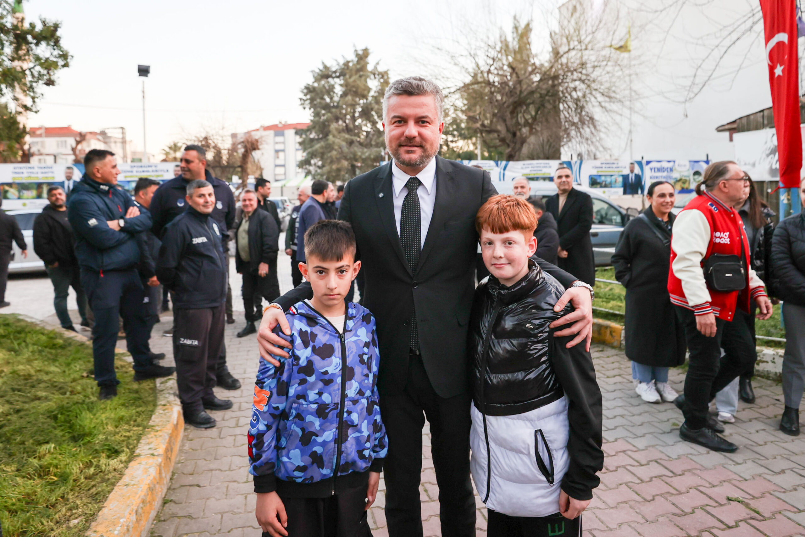 Başkan Duman'dan Buca'da dev iftar sofrası: Dualar edildi, lokmalar paylaşıldı