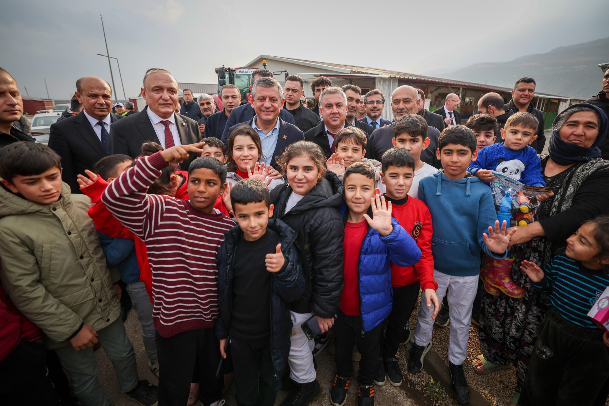 Özgür Özel deprem bölgesinde: 'CHP yanınızda mıydı?' diye sordu