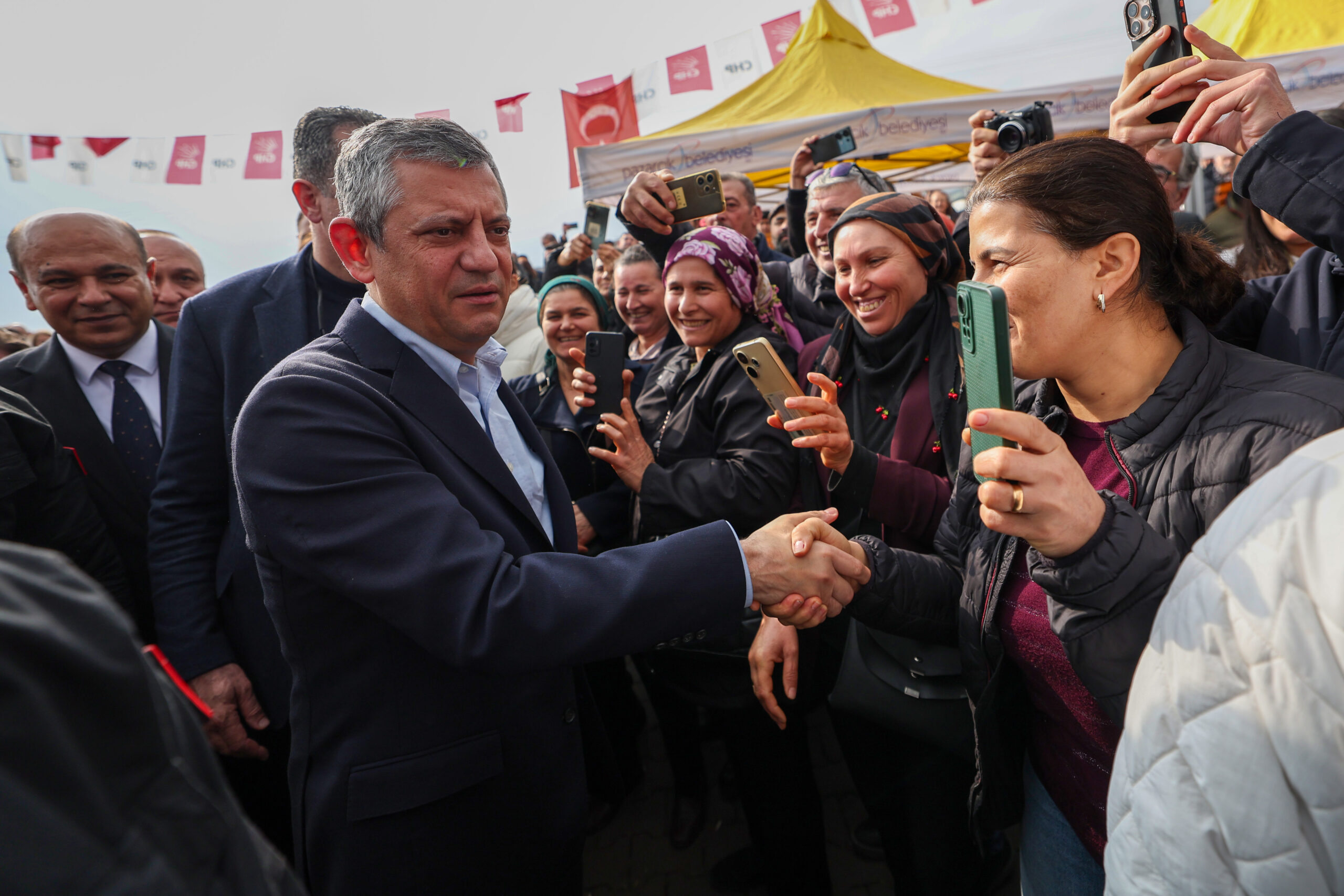 Özgür Özel deprem bölgesinde: 'CHP yanınızda mıydı?' diye sordu