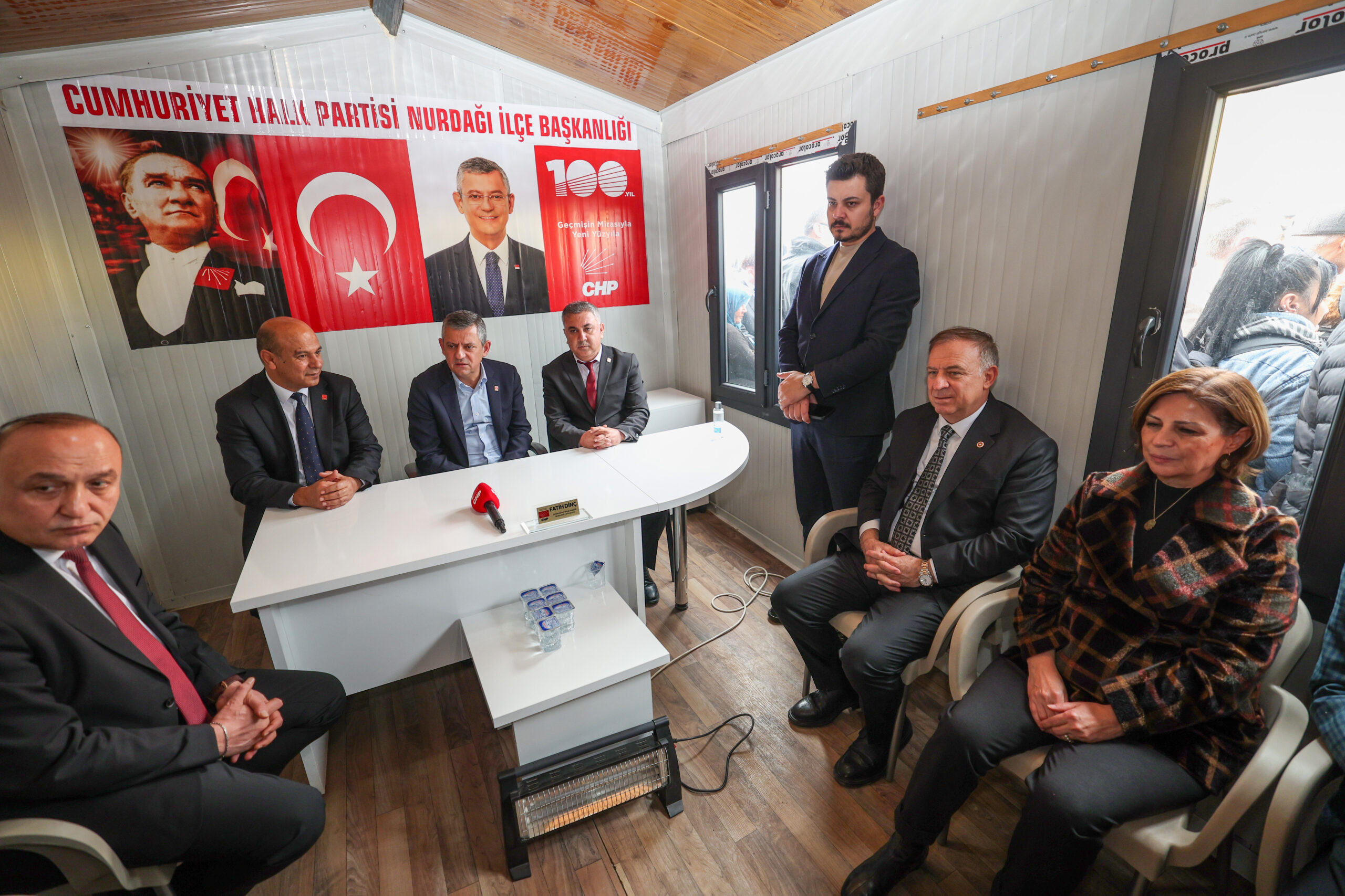 Özgür Özel deprem bölgesinde: 'CHP yanınızda mıydı?' diye sordu