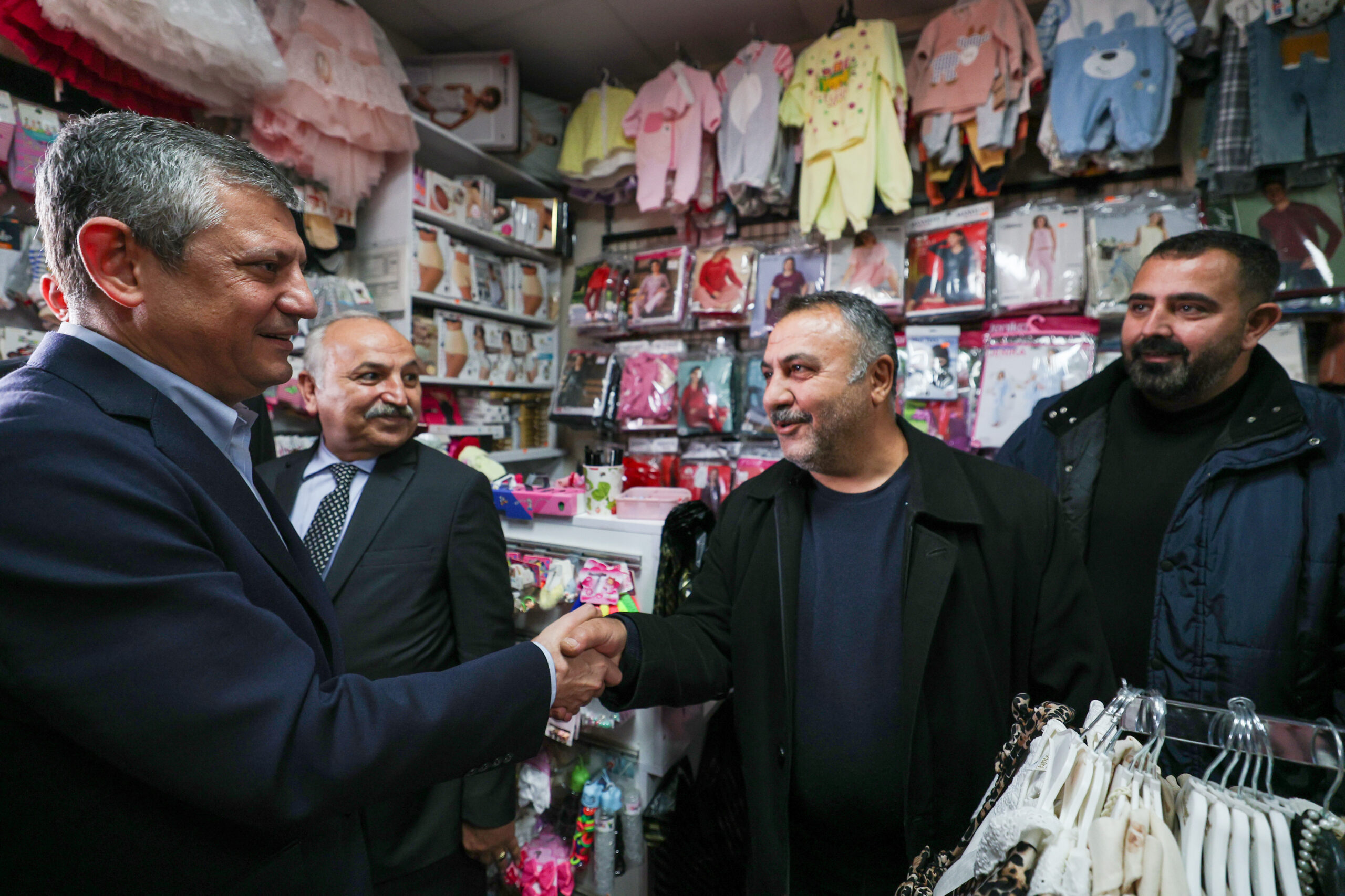 Özgür Özel deprem bölgesinde: 'CHP yanınızda mıydı?' diye sordu