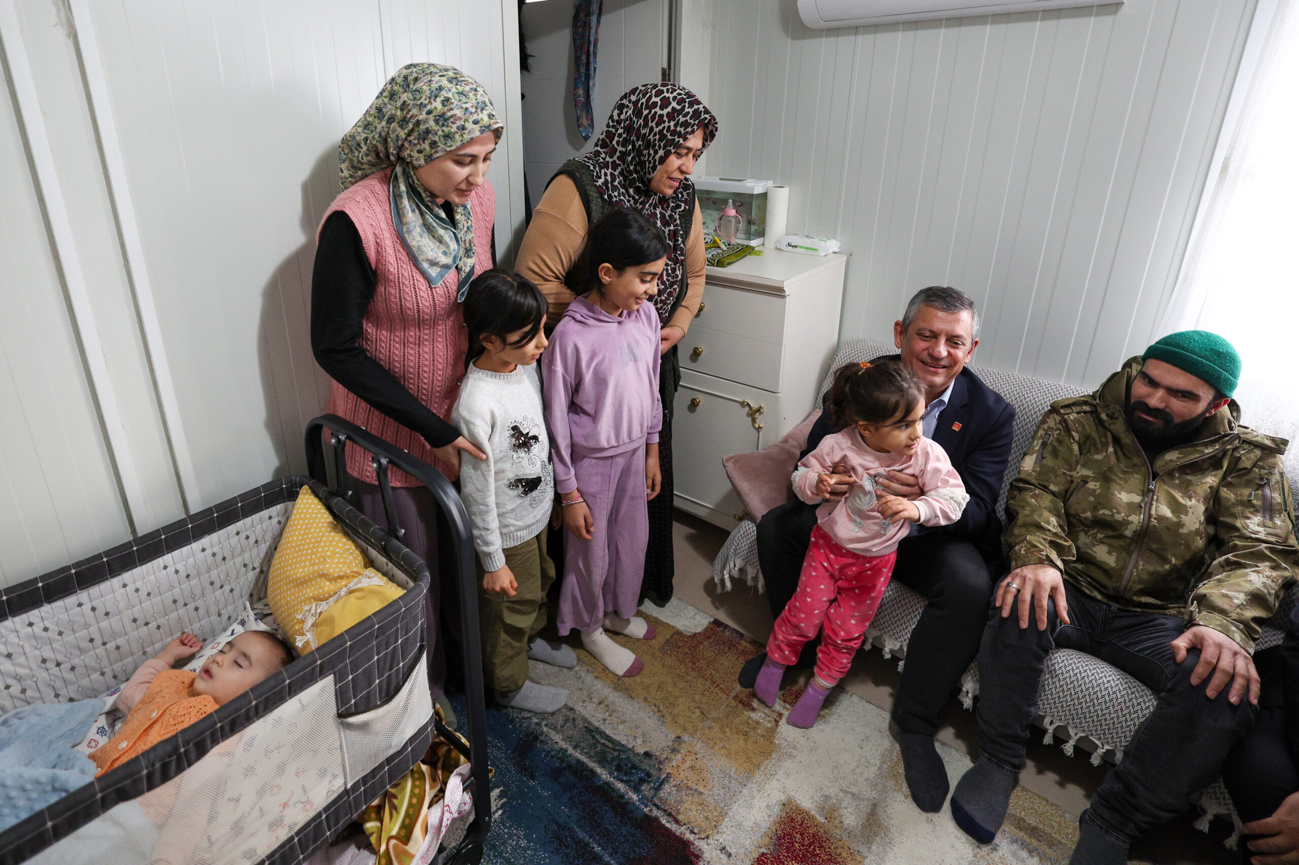 Özgür Özel deprem bölgesinde: 'CHP yanınızda mıydı?' diye sordu