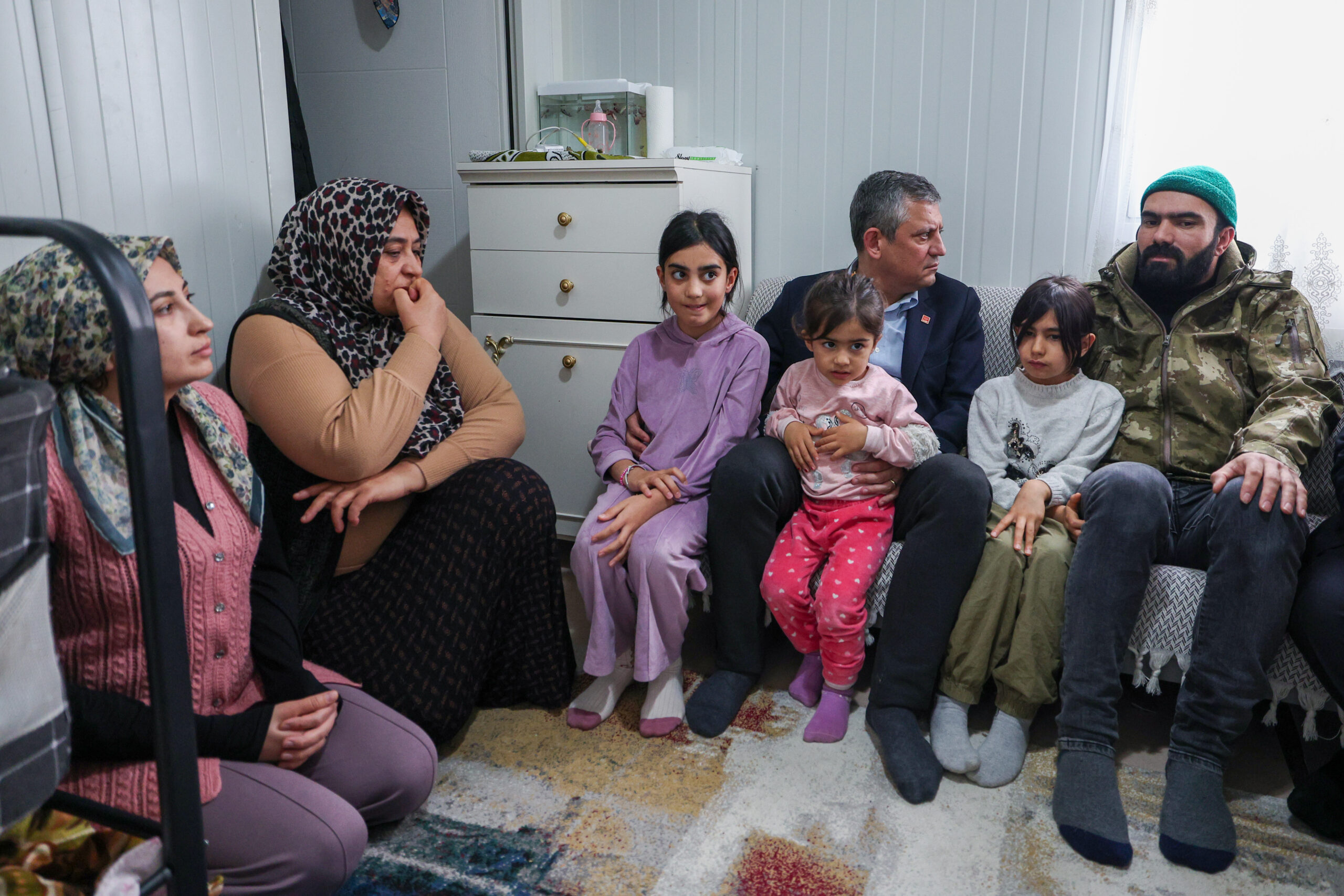 Özgür Özel deprem bölgesinde: 'CHP yanınızda mıydı?' diye sordu