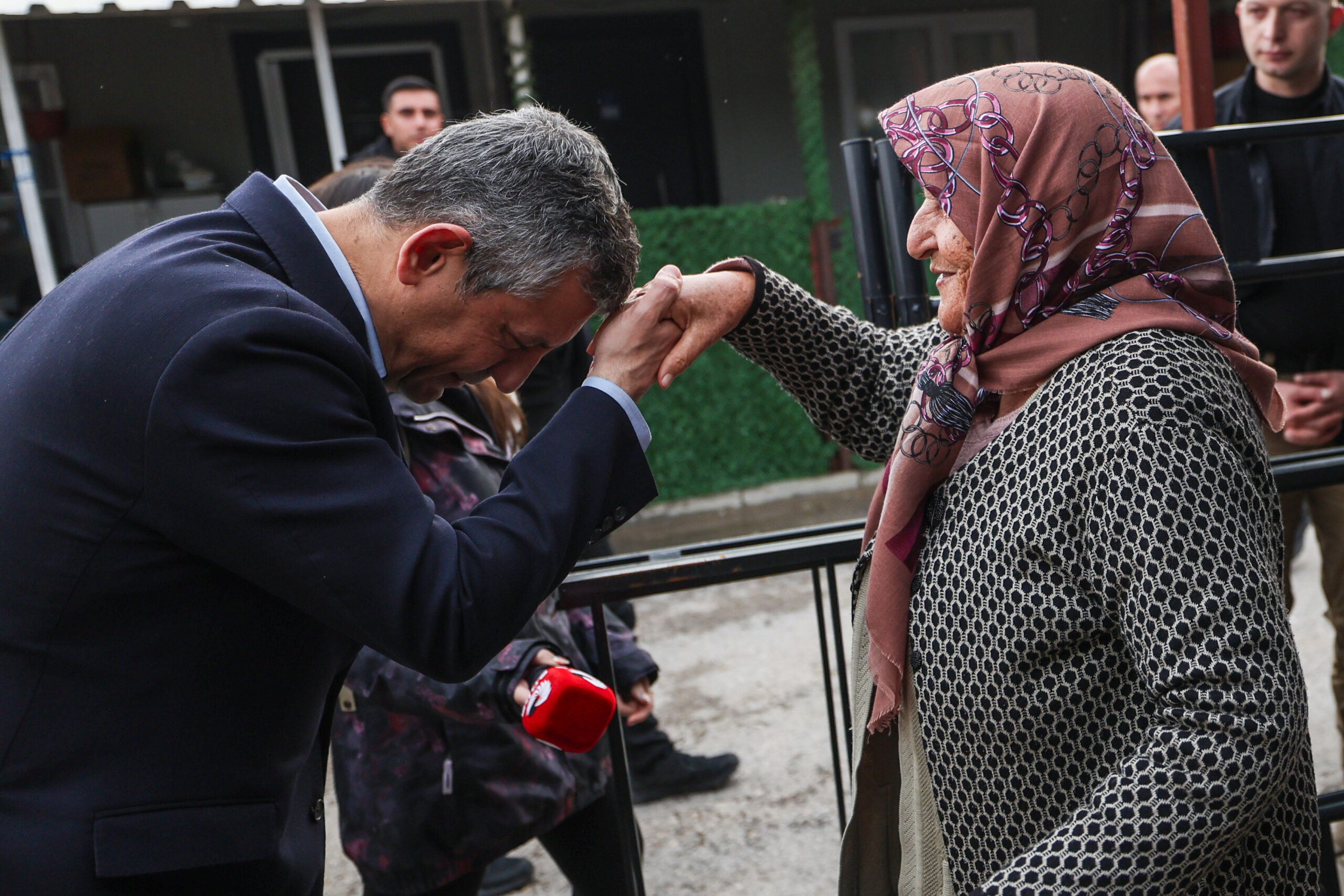 Özgür Özel deprem bölgesinde: 'CHP yanınızda mıydı?' diye sordu