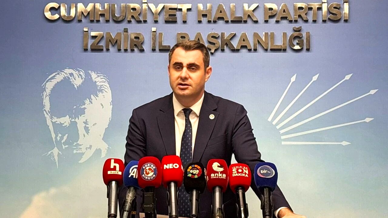 İzmir siyasetinde sular durulmuyor. AK Parti Genel Sekreteri Eyyüp Kadir
