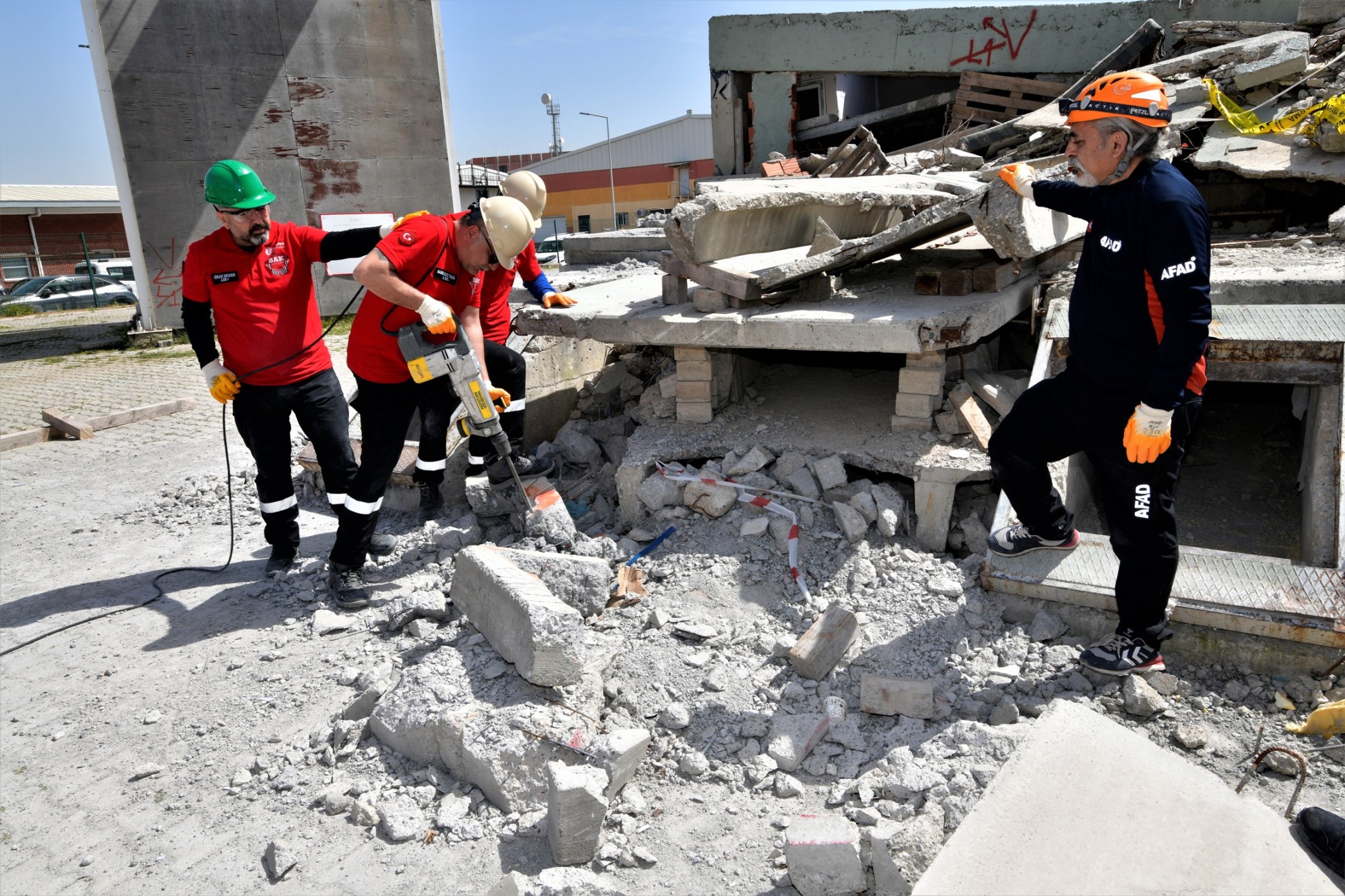 Bornova afetlere karşı daha güçlü: BAK artık akredite 3 Bornova afetlere karşı daha güçlü: BAK artık akredite