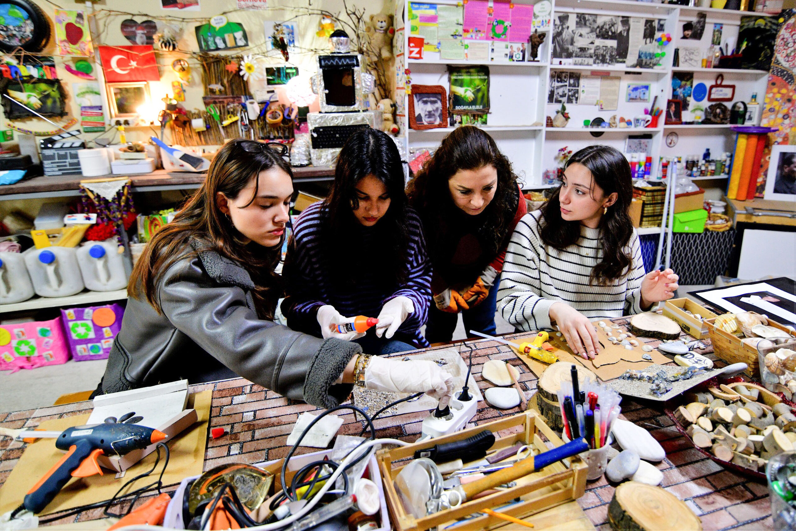 Bornova'da iklim mücadelesine 'genç dokunuş': Atıklar sanata dönüştü 3 Bornova'da iklim mücadelesine 'genç dokunuş': Atıklar sanata dönüştü