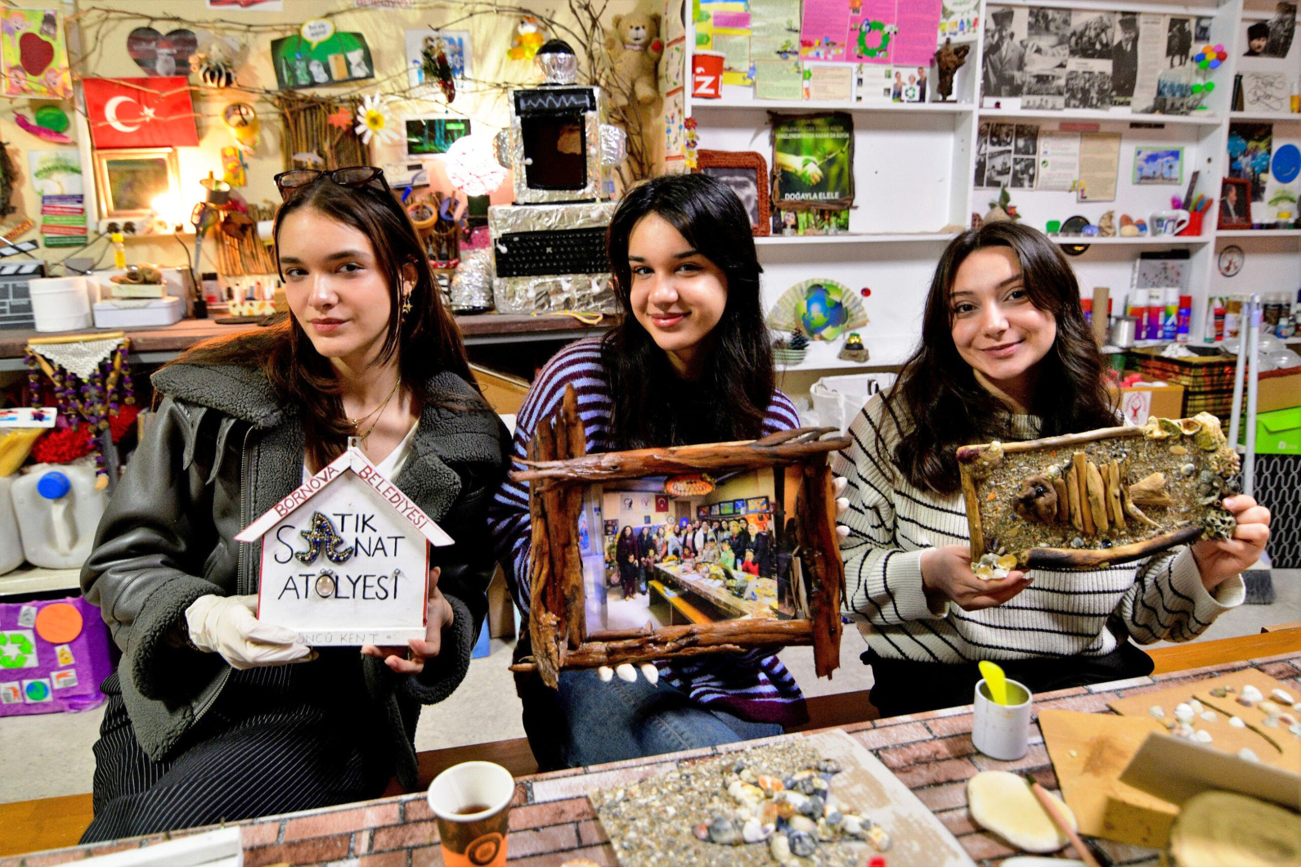 Bornova’da gençler, plastik kapaklardan kumaş parçalarına kadar "çöp" gözüyle bakılan