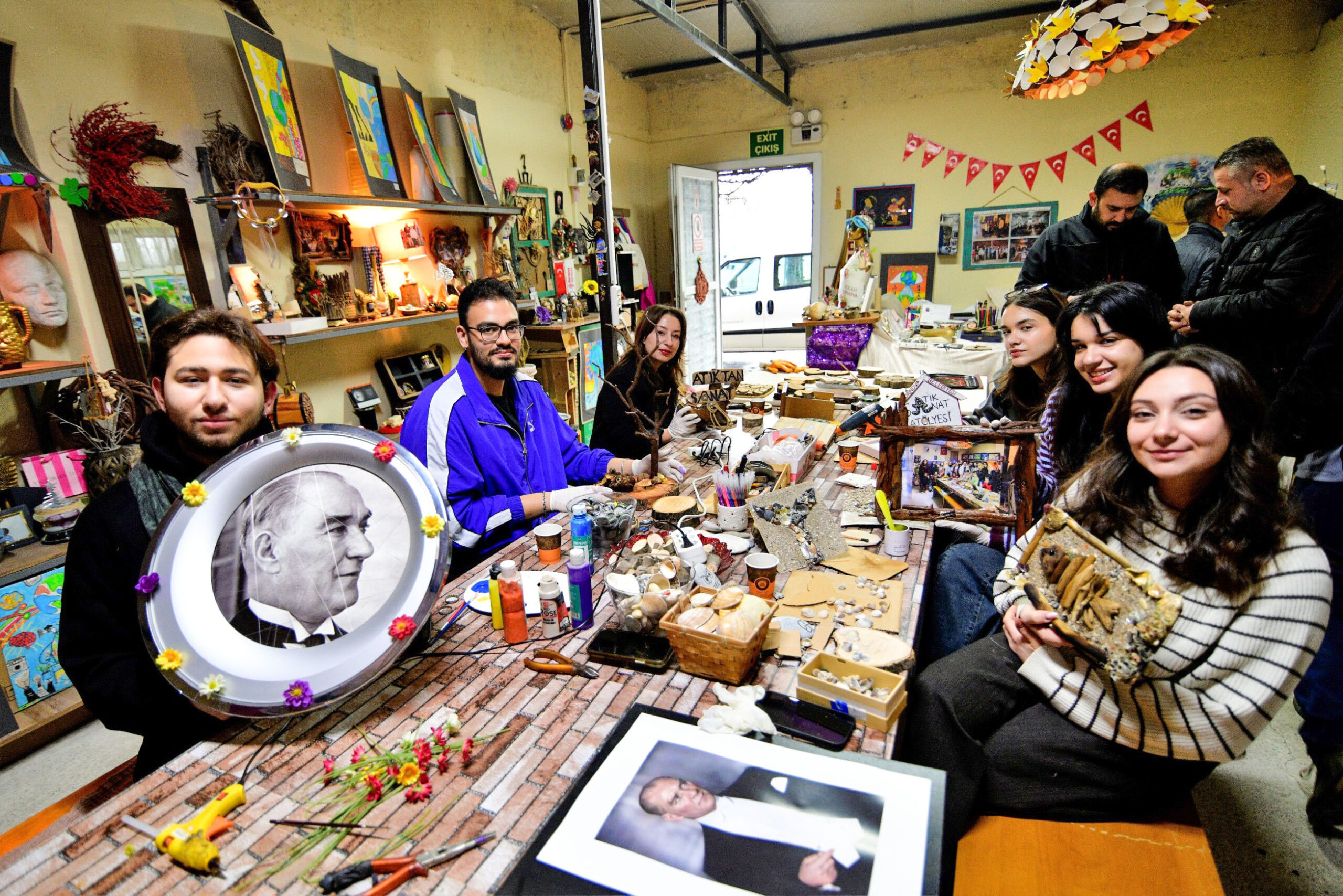 Bornova'da iklim mücadelesine 'genç dokunuş': Atıklar sanata dönüştü 5 Bornova'da iklim mücadelesine 'genç dokunuş': Atıklar sanata dönüştü