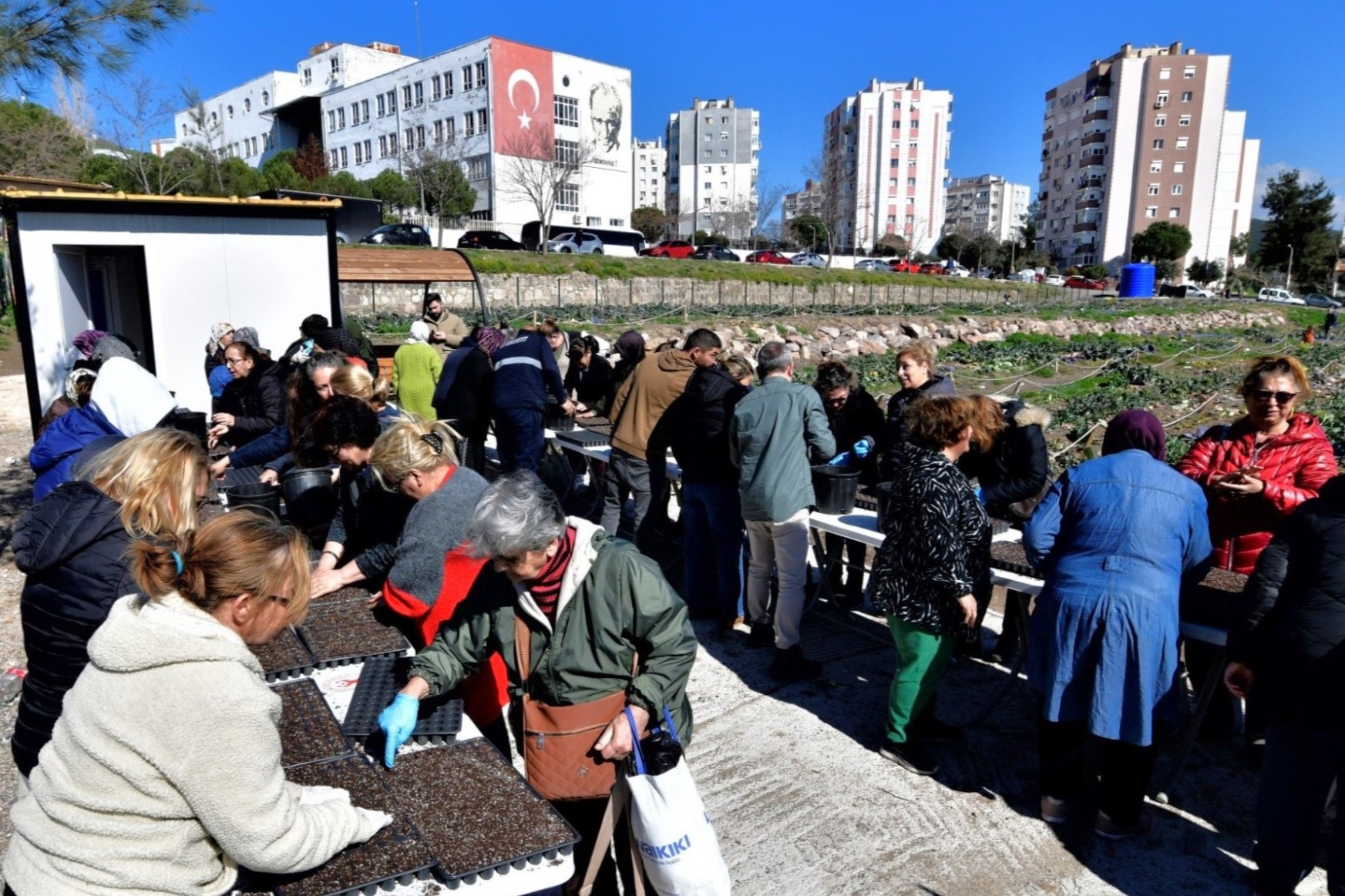 Bornova’da toprak kadınlarla canlanıyor: Kent bostanı sayısı artıyor