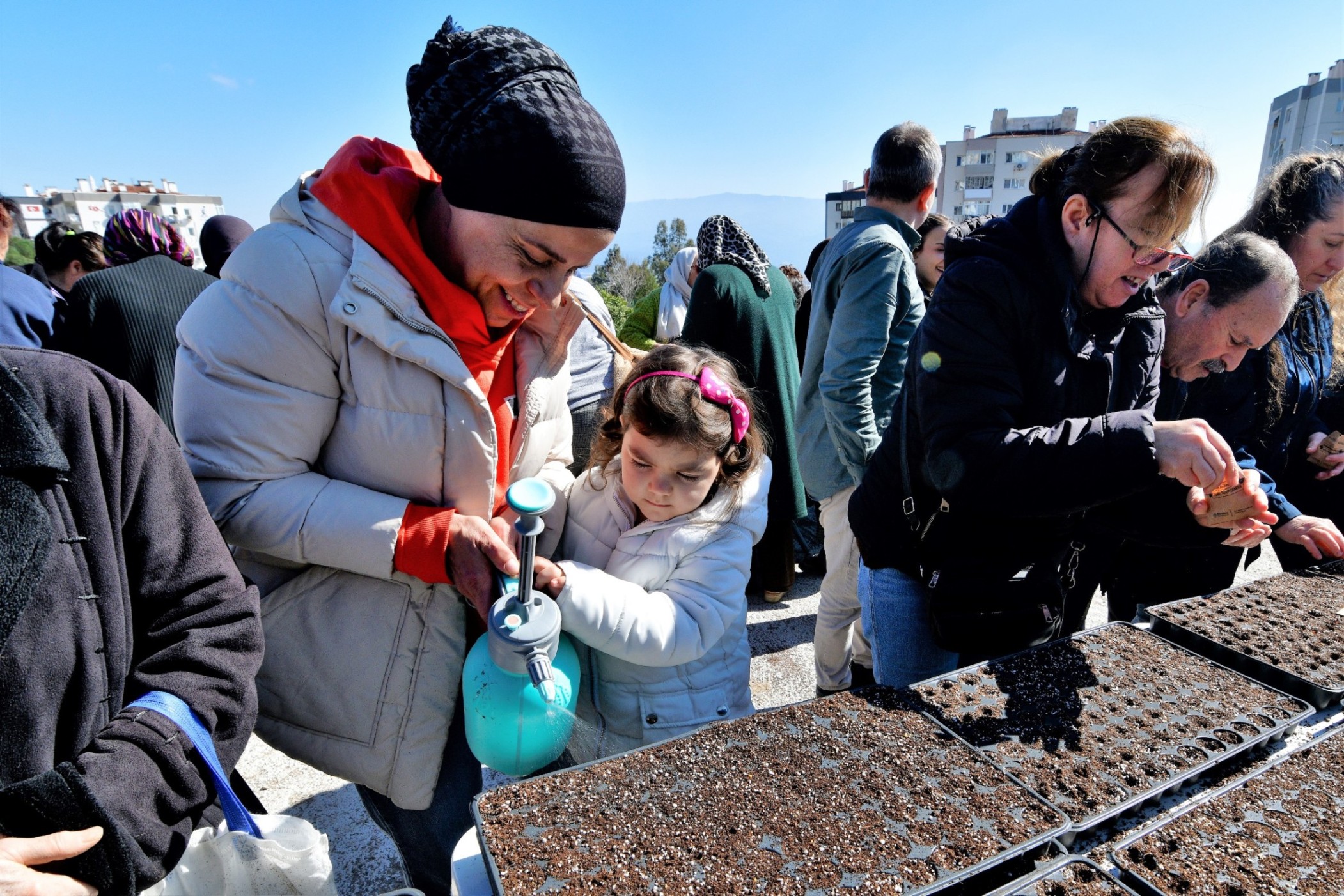 Bornova’da toprak kadınlarla canlanıyor: Kent bostanı sayısı artıyor