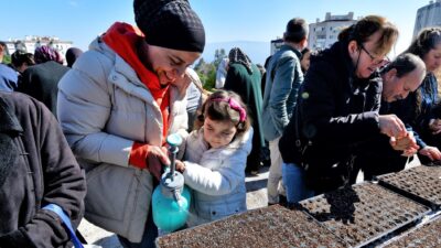 Bornova’da kadınların elleriyle bereketlenen topraklar, yerel tohumlarla yaz sezonuna "merhaba"