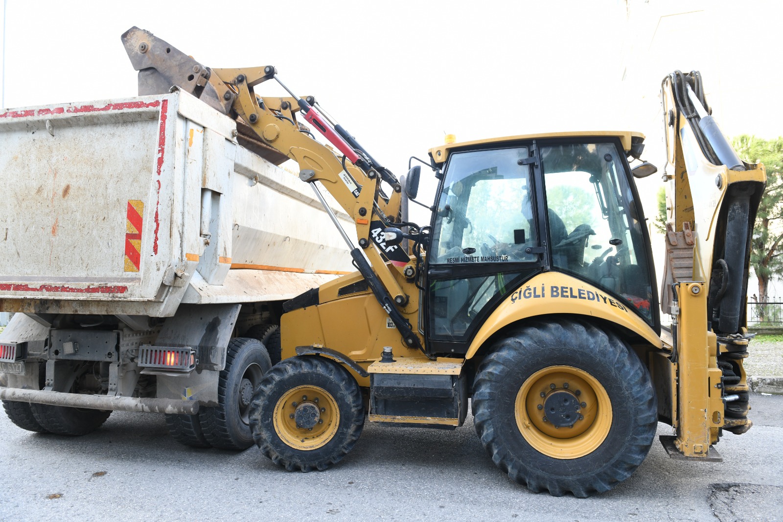 Çiğli’de temizlik seferberliği aralıksız sürüyor: Ekipler 26 mahallede sahada 4 Çiğli’de temizlik seferberliği aralıksız sürüyor: Ekipler 26 mahallede sahada