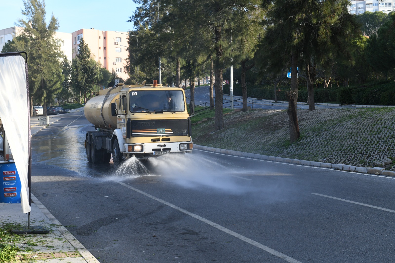"Daha temiz bir Çiğli" için ekipler sahaya indi! Cadde sokak