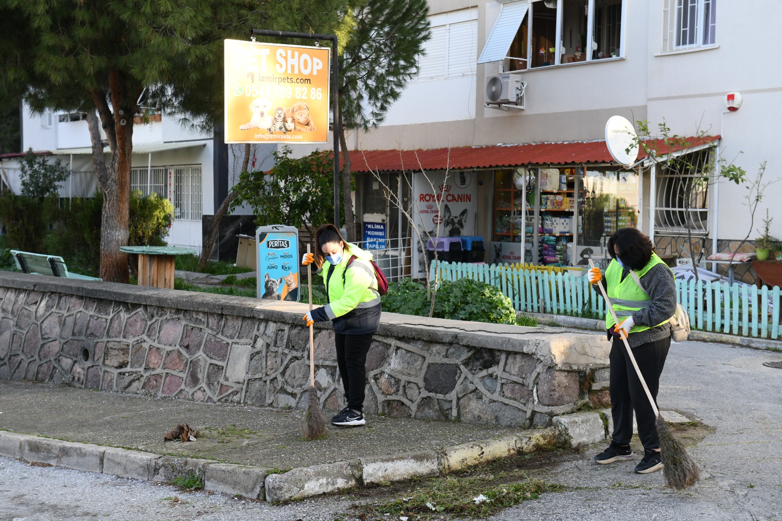 Çiğli’de temizlik seferberliği aralıksız sürüyor: Ekipler 26 mahallede sahada 2 Çiğli’de temizlik seferberliği aralıksız sürüyor: Ekipler 26 mahallede sahada