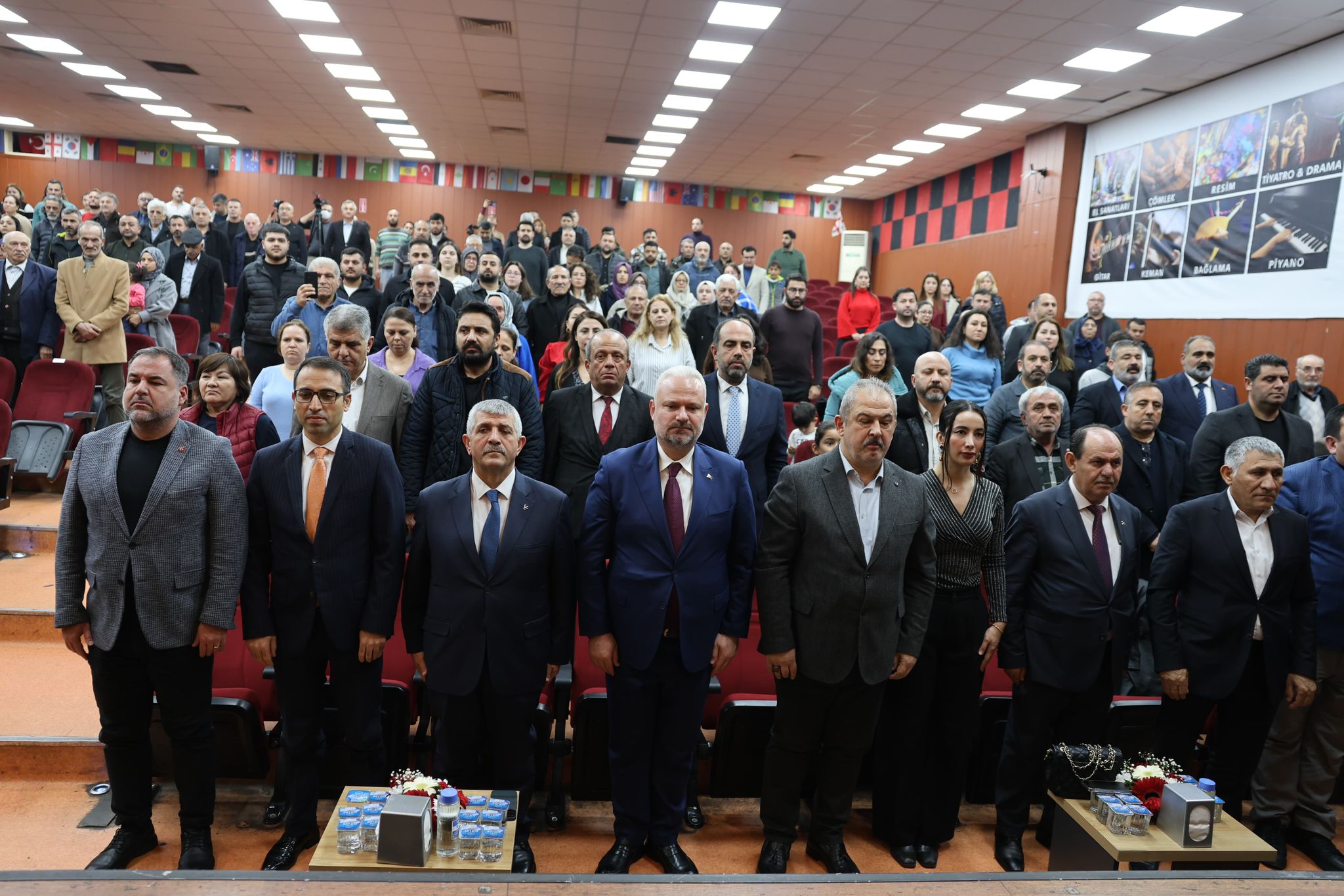 Menemen'de halk aşıkları geçidi: Halk aşıklarından Menemen'de kültür ziyafeti